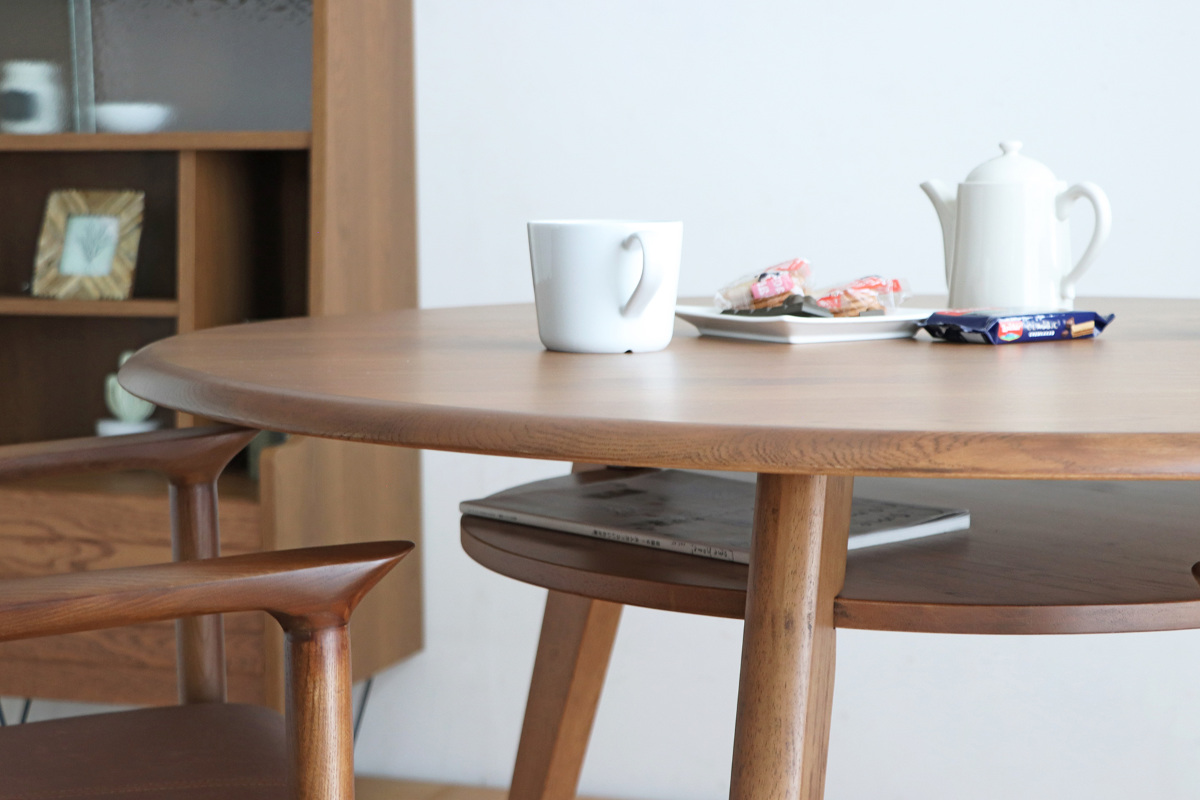 ダイニングテーブル直径110cm 円形 木製 リガラ 3本脚 ( テーブル 食卓テーブル 丸 机 円型 3人 ダイニング 食卓 天然木 オーク 木製テーブル 棚付き 棚板 収納 ウッドテーブル 丸テーブル 円卓 )