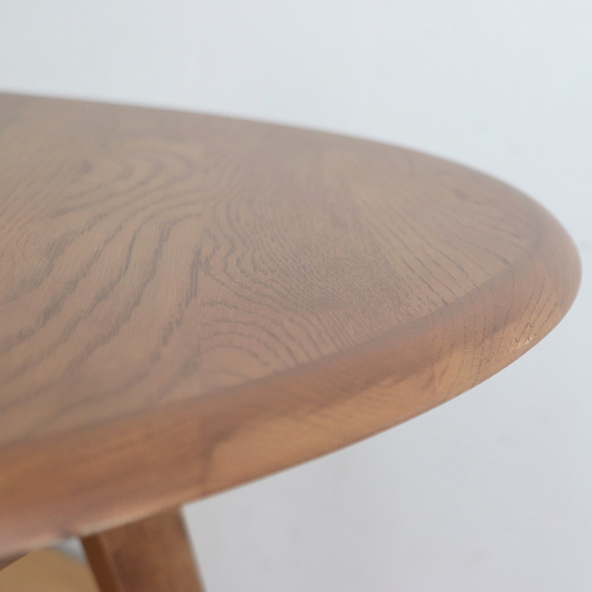 ダイニングテーブル直径110cm 円形 木製 リガラ 3本脚 ( テーブル 食卓テーブル 丸 机 円型 3人 ダイニング 食卓 天然木 オーク 木製テーブル 棚付き 棚板 収納 ウッドテーブル 丸テーブル 円卓 )