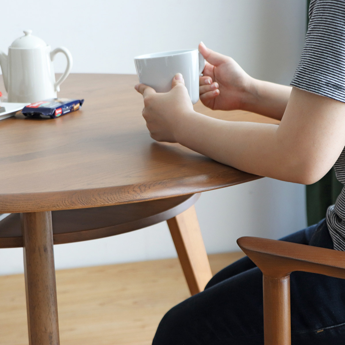 ダイニングテーブル直径110cm 円形 木製 リガラ 3本脚 ( テーブル 食卓テーブル 丸 机 円型 3人 ダイニング 食卓 天然木 オーク 木製テーブル 棚付き 棚板 収納 ウッドテーブル 丸テーブル 円卓 )