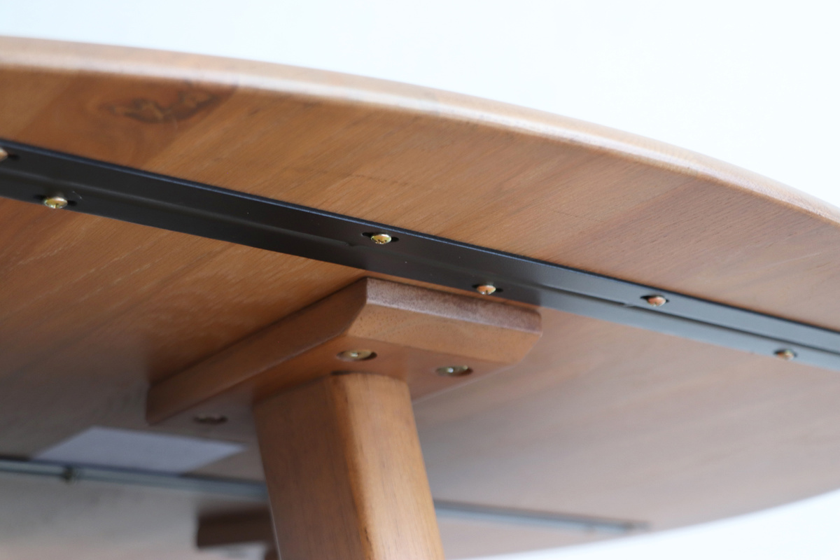 ダイニングテーブル直径110cm 円形 木製 リガラ 3本脚 ( テーブル 食卓テーブル 丸 机 円型 3人 ダイニング 食卓 天然木 オーク 木製テーブル 棚付き 棚板 収納 ウッドテーブル 丸テーブル 円卓 )