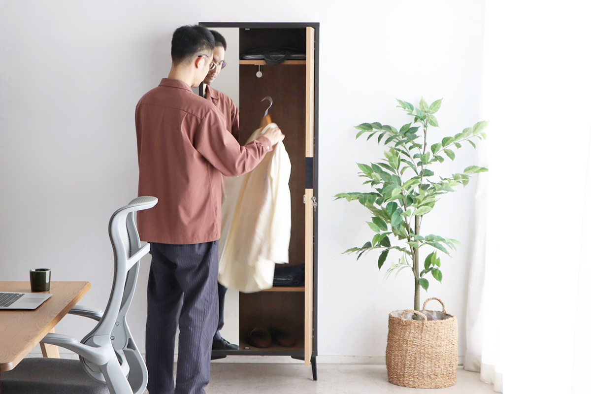 ロッカー 幅60cm 1人用 木目調 完成品 日本製 脚付き ( 鍵付ロッカー 荷物入れ オフィスロッカー 一人用 ハンガーラック 更衣室 更衣ロッカー 棚 ラック ハンガーバー コート掛け 棚付 )