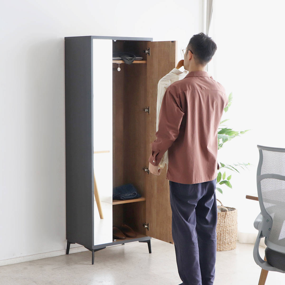 ロッカー 幅60cm 1人用 木目調 完成品 日本製 脚付き ( 鍵付ロッカー 荷物入れ オフィスロッカー 一人用 ハンガーラック 更衣室 更衣ロッカー 棚 ラック ハンガーバー コート掛け 棚付 )