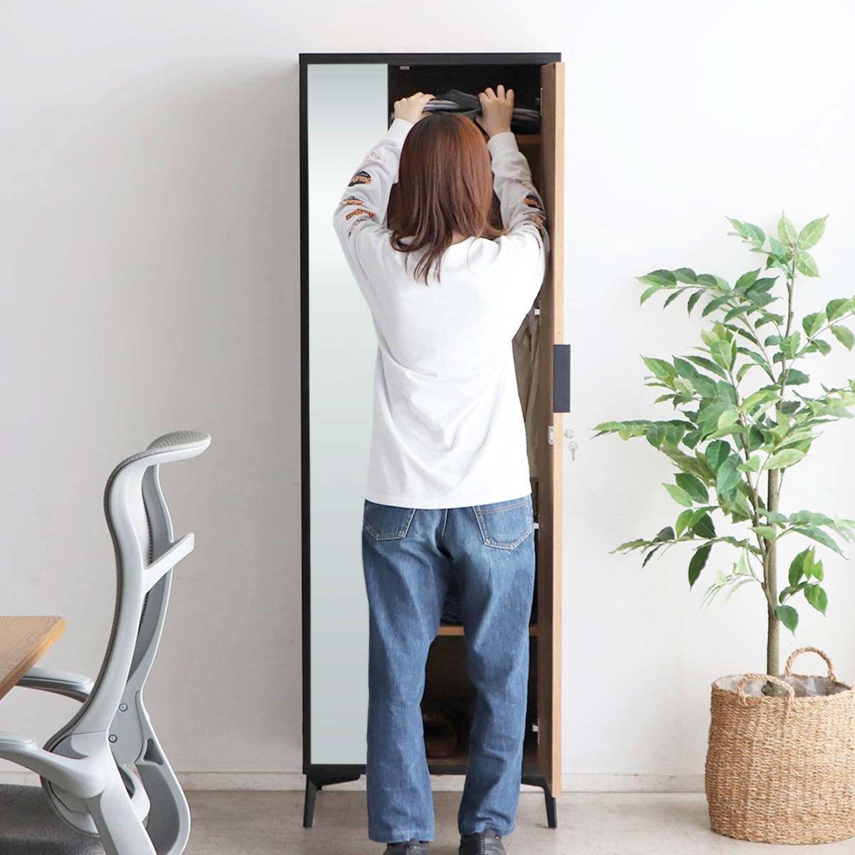 ロッカー 幅60cm 1人用 木目調 完成品 日本製 脚付き ( 鍵付ロッカー 荷物入れ オフィスロッカー 一人用 ハンガーラック 更衣室 更衣ロッカー 棚 ラック ハンガーバー コート掛け 棚付 )