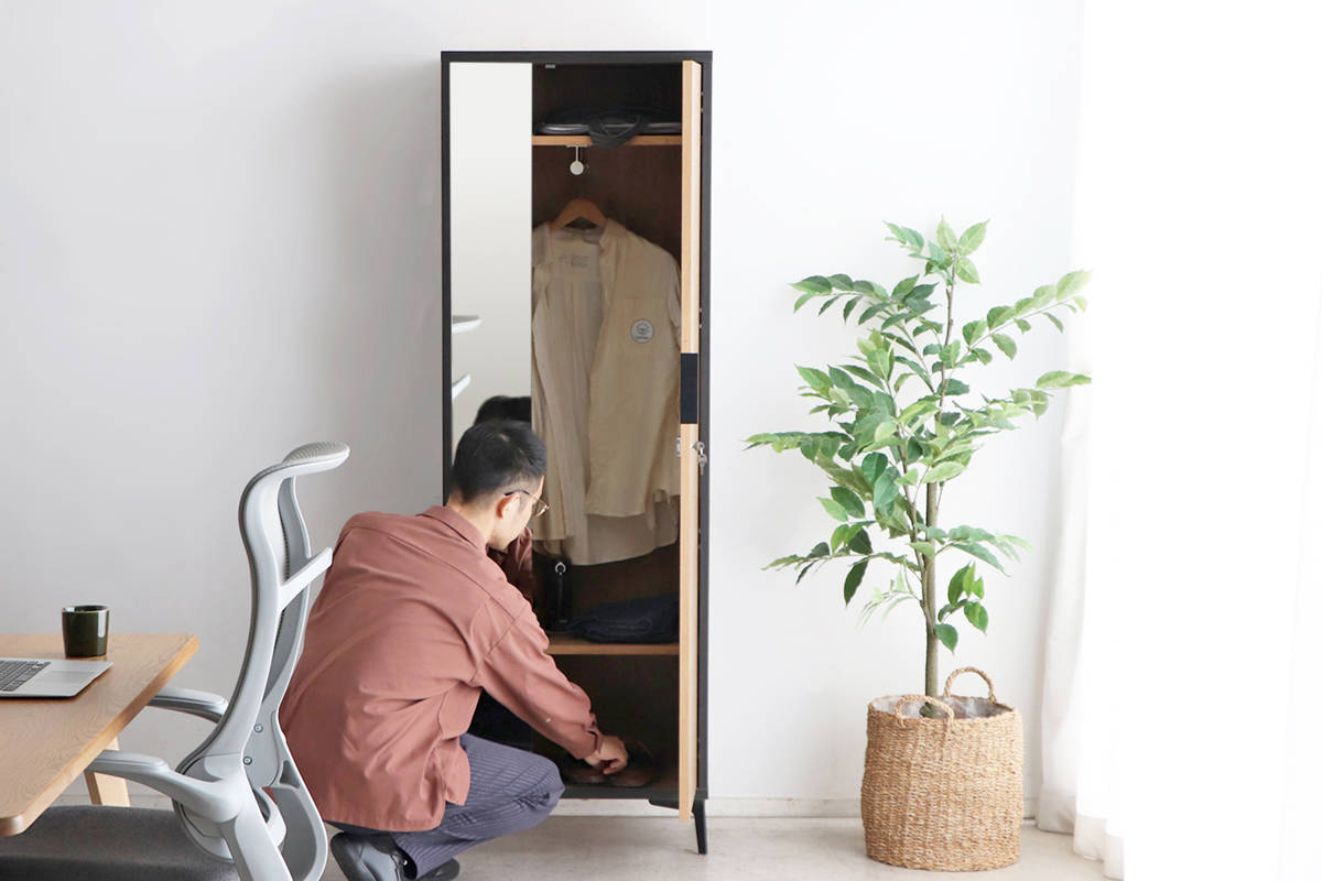 ロッカー 幅60cm 1人用 木目調 完成品 日本製 脚付き ( 鍵付ロッカー 荷物入れ オフィスロッカー 一人用 ハンガーラック 更衣室 更衣ロッカー 棚 ラック ハンガーバー コート掛け 棚付 )