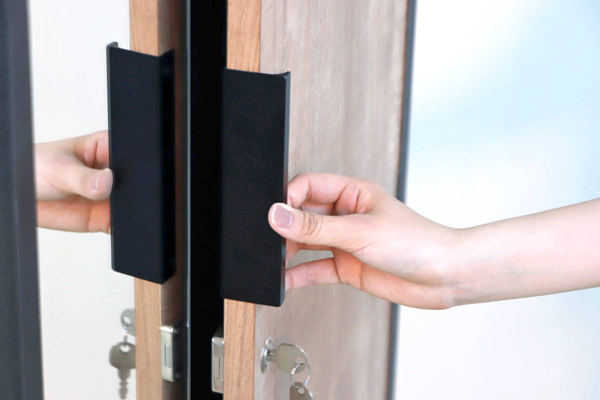 ロッカー 幅60cm 1人用 木目調 完成品 日本製 脚付き ( 鍵付ロッカー 荷物入れ オフィスロッカー 一人用 ハンガーラック 更衣室 更衣ロッカー 棚 ラック ハンガーバー コート掛け 棚付 )