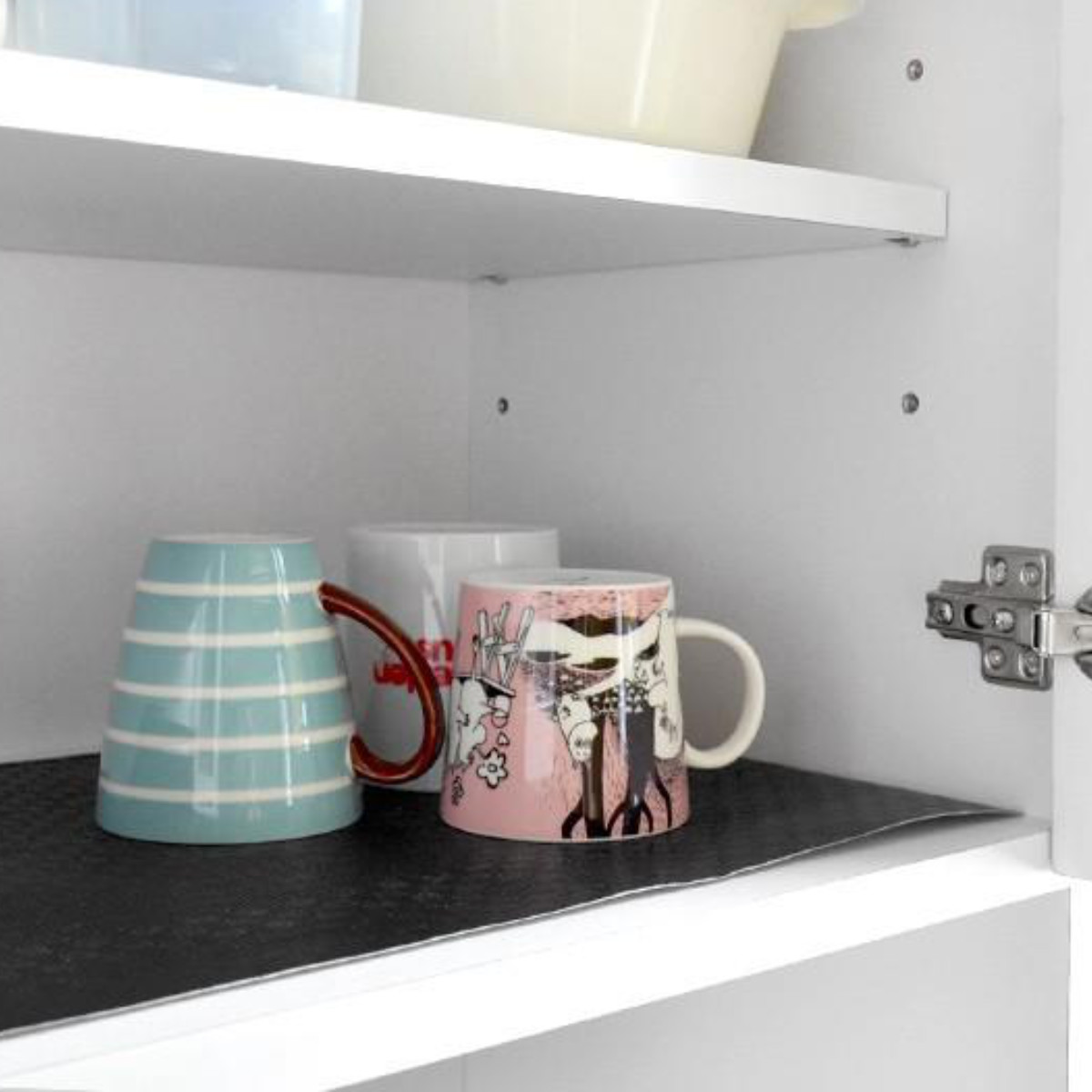 食器棚シート 竹炭 30×500cm 消臭 抗菌 防カビ 加工 食器棚 シート 日本製 ( 食器棚用 保護シート 棚敷きシート ずれにくい 滑りにくい 汚れ防止 引き出し ズレにくい 滑り止め マット 傷防止 食器 保護 フリーカット )