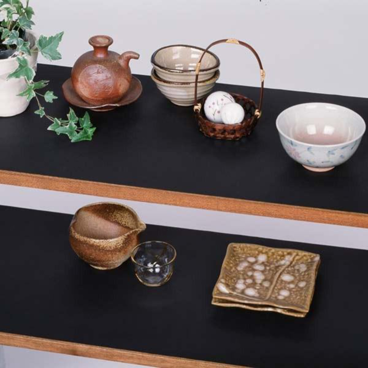 食器棚シート 竹炭 30×500cm 消臭 抗菌 防カビ 加工 食器棚 シート 日本製 ( 食器棚用 保護シート 棚敷きシート ずれにくい 滑りにくい 汚れ防止 引き出し ズレにくい 滑り止め マット 傷防止 食器 保護 フリーカット )