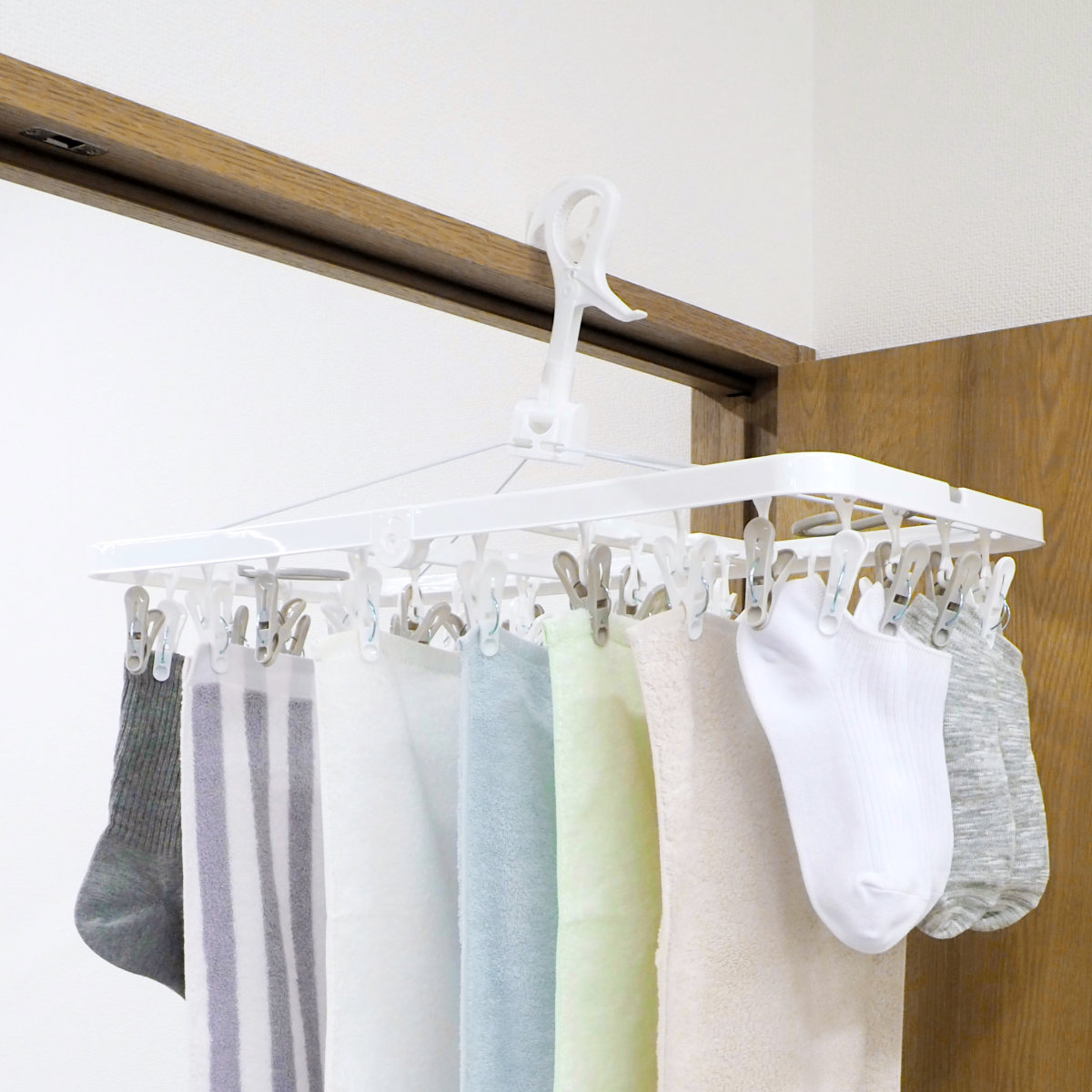 角ハンガー 32ピンチ パッとるピンチ角ハンガー ( 洗濯ハンガー ピンチハンガー 引っ張るだけ 折りたたみ 物干しハンガー 洗濯バサミ 32個 キャッチフック 4点フック 下折れ式 カモイフック )