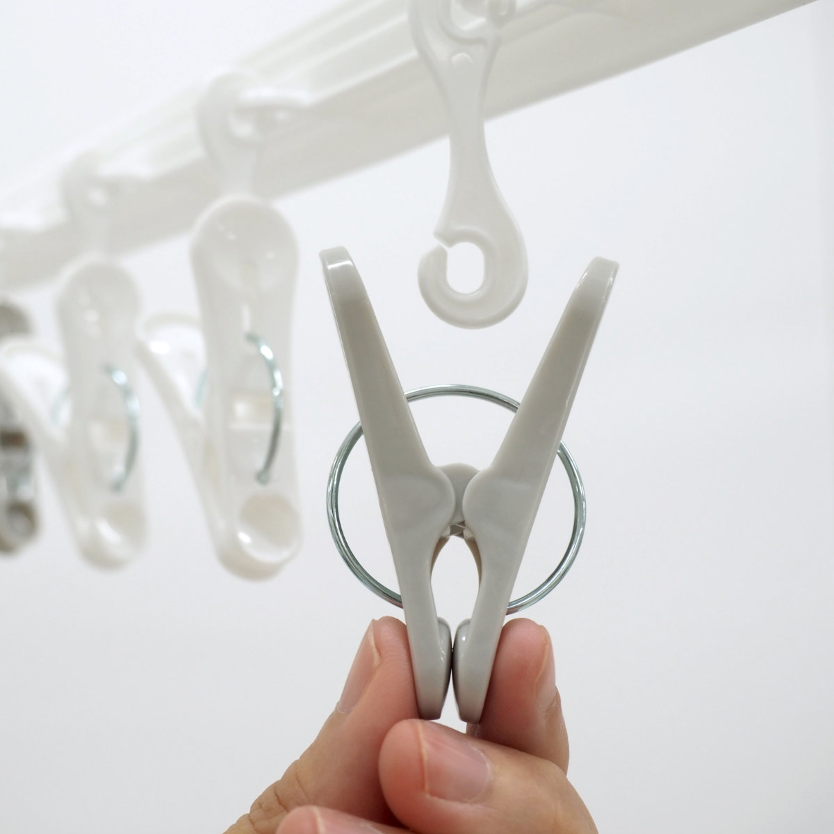 角ハンガー 32ピンチ パッとるピンチ角ハンガー ( 洗濯ハンガー ピンチハンガー 引っ張るだけ 折りたたみ 物干しハンガー 洗濯バサミ 32個 キャッチフック 4点フック 下折れ式 カモイフック )