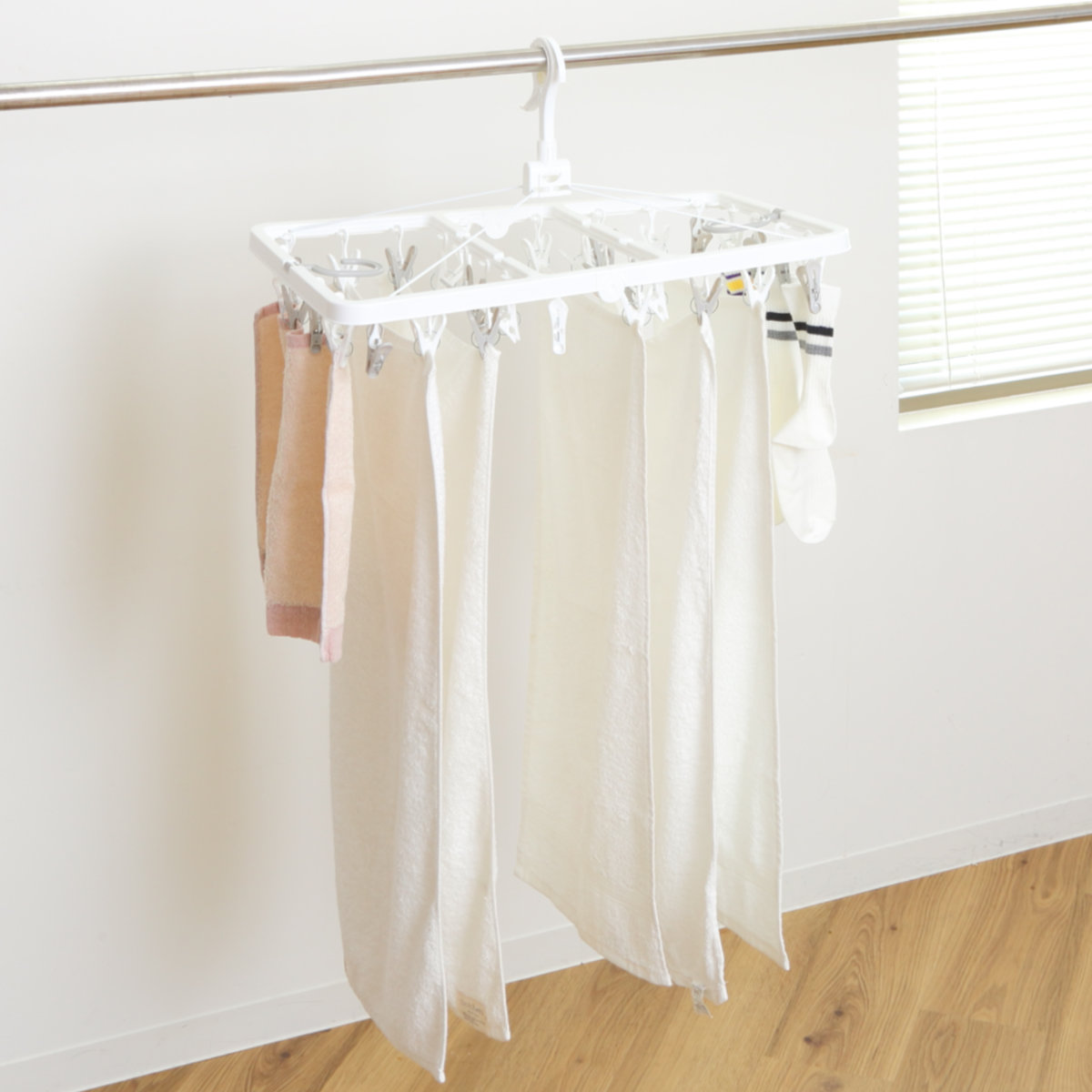 角ハンガー 32ピンチ パッとるピンチ角ハンガー ( 洗濯ハンガー ピンチハンガー 引っ張るだけ 折りたたみ 物干しハンガー 洗濯バサミ 32個 キャッチフック 4点フック 下折れ式 カモイフック )