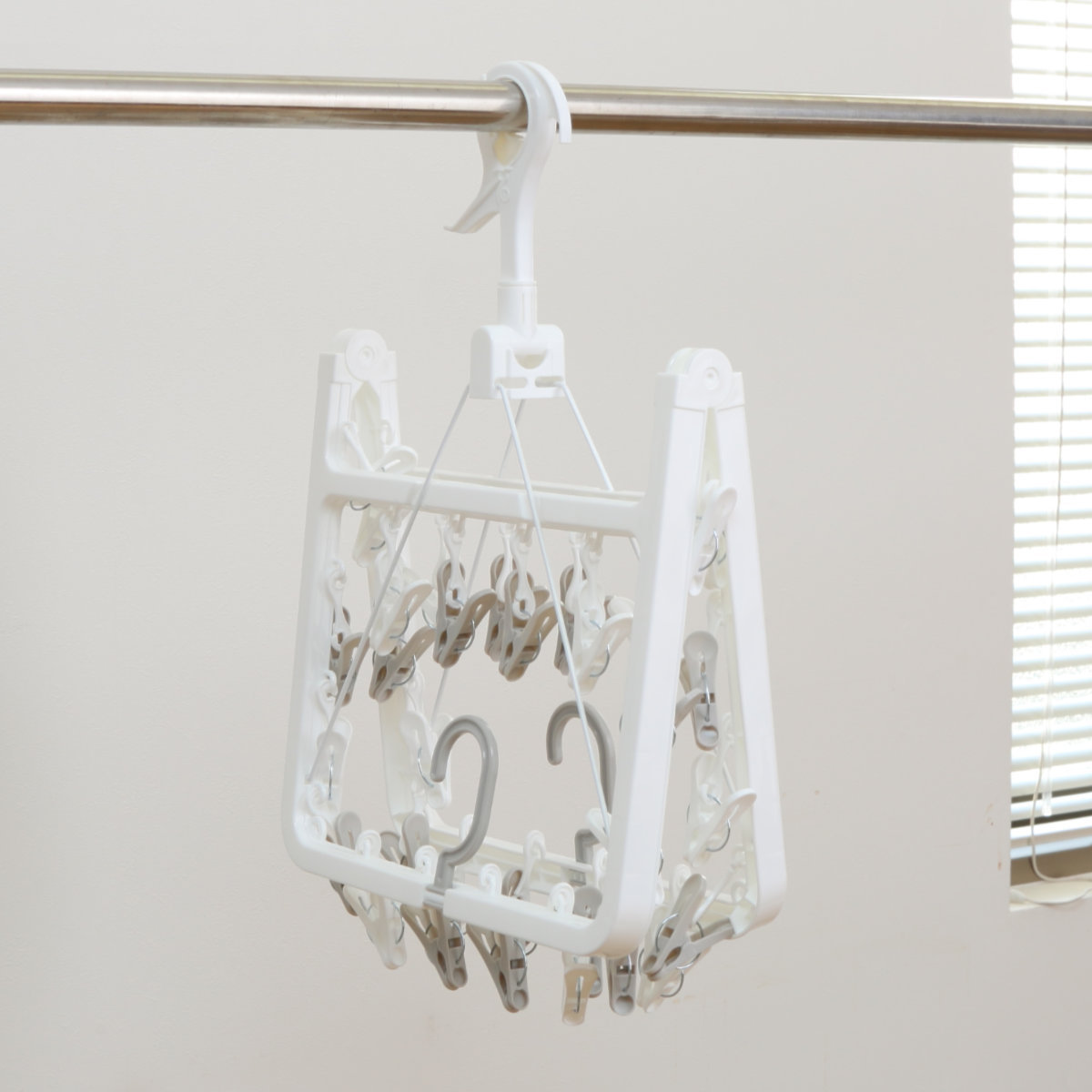 角ハンガー 32ピンチ パッとるピンチ角ハンガー ( 洗濯ハンガー ピンチハンガー 引っ張るだけ 折りたたみ 物干しハンガー 洗濯バサミ 32個 キャッチフック 4点フック 下折れ式 カモイフック )