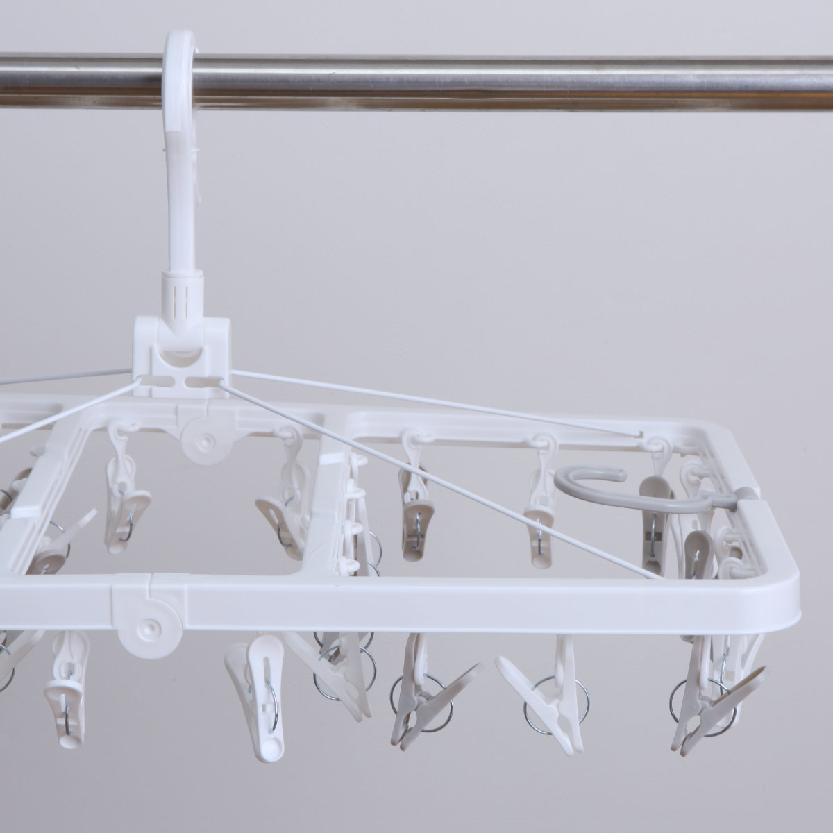 角ハンガー 32ピンチ パッとるピンチ角ハンガー ( 洗濯ハンガー ピンチハンガー 引っ張るだけ 折りたたみ 物干しハンガー 洗濯バサミ 32個 キャッチフック 4点フック 下折れ式 カモイフック )