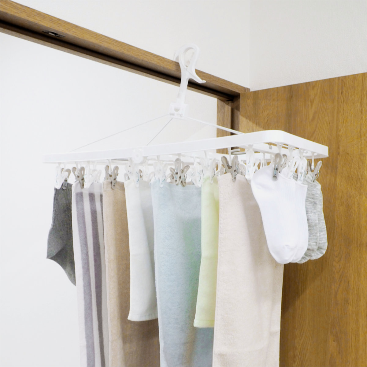 角ハンガー 42ピンチ パッとるピンチ角ハンガー ( 洗濯ハンガー ピンチハンガー 引っ張るだけ 折りたたみ 物干しハンガー 洗濯バサミ 42個 キャッチフック 4点フック 下折れ式 カモイフック )