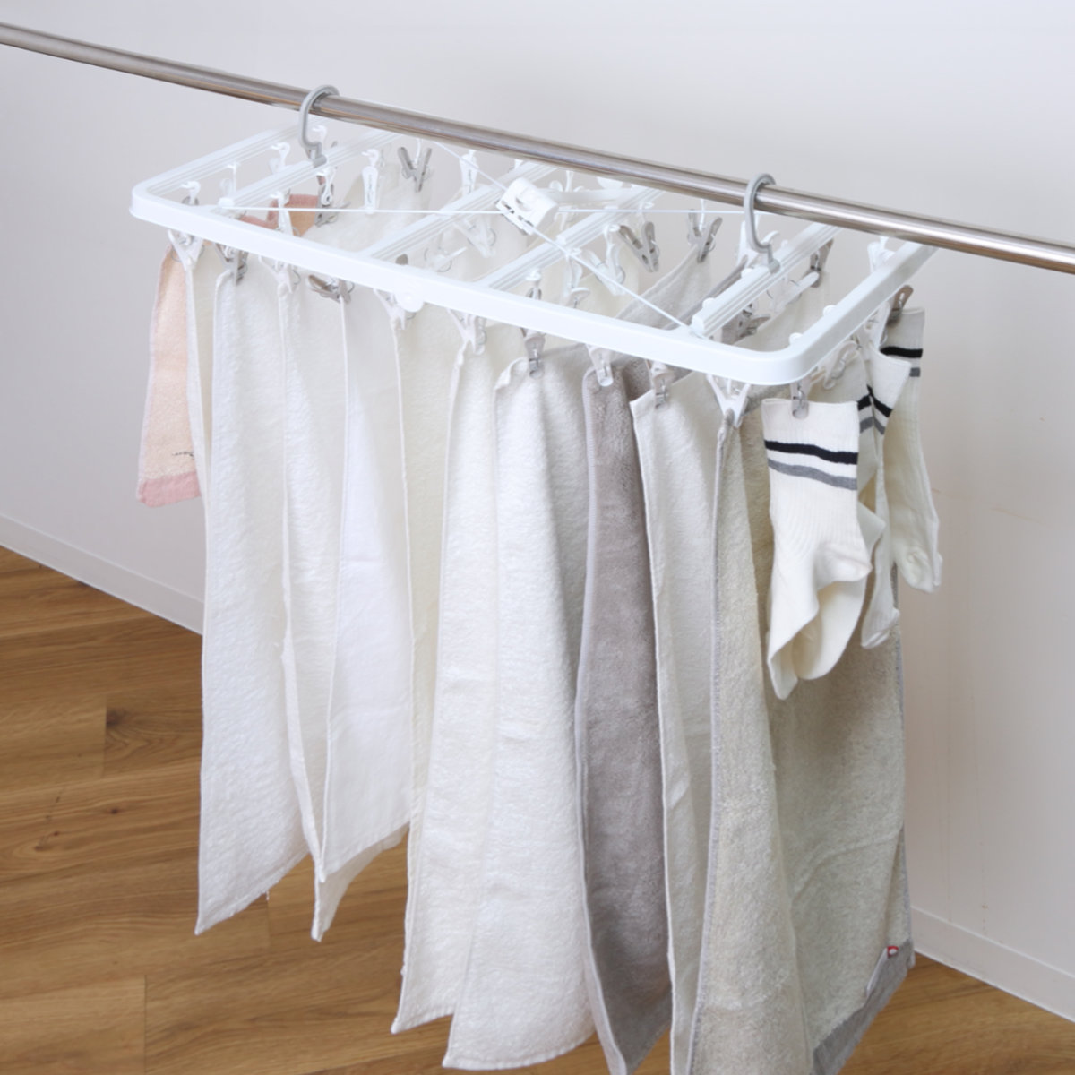 角ハンガー 42ピンチ パッとるピンチ角ハンガー ( 洗濯ハンガー ピンチハンガー 引っ張るだけ 折りたたみ 物干しハンガー 洗濯バサミ 42個 キャッチフック 4点フック 下折れ式 カモイフック )