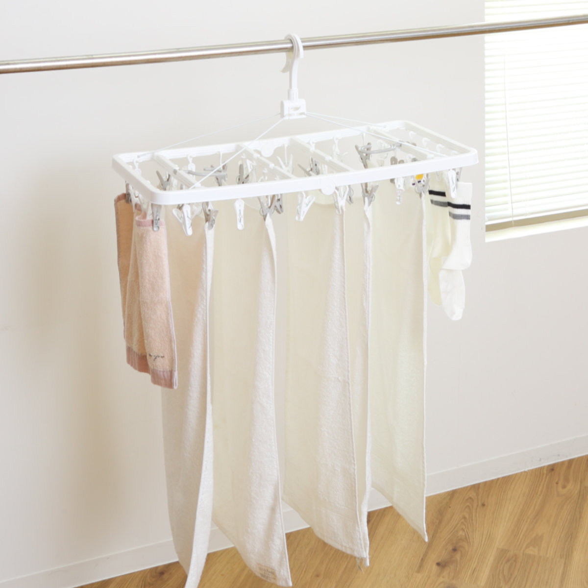 角ハンガー 42ピンチ パッとるピンチ角ハンガー ( 洗濯ハンガー ピンチハンガー 引っ張るだけ 折りたたみ 物干しハンガー 洗濯バサミ 42個 キャッチフック 4点フック 下折れ式 カモイフック )