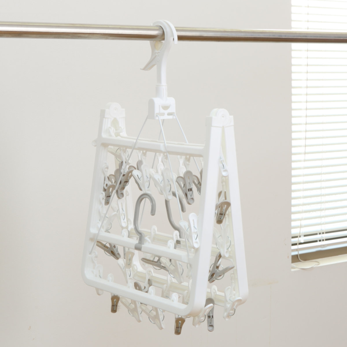 角ハンガー 42ピンチ パッとるピンチ角ハンガー ( 洗濯ハンガー ピンチハンガー 引っ張るだけ 折りたたみ 物干しハンガー 洗濯バサミ 42個 キャッチフック 4点フック 下折れ式 カモイフック )