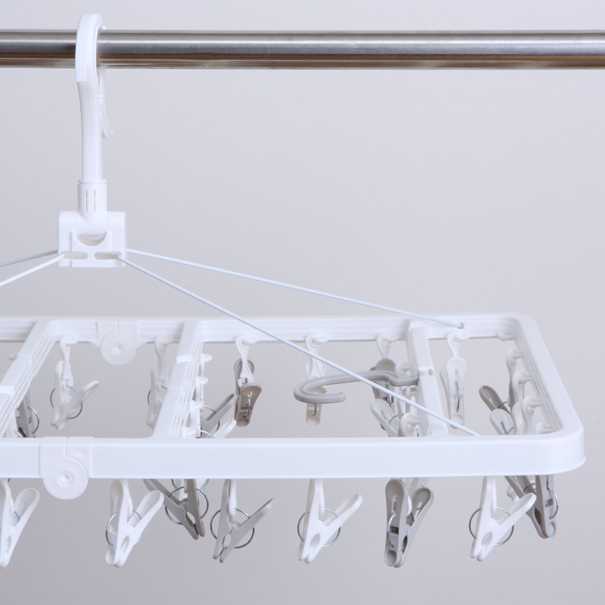 角ハンガー 42ピンチ パッとるピンチ角ハンガー ( 洗濯ハンガー ピンチハンガー 引っ張るだけ 折りたたみ 物干しハンガー 洗濯バサミ 42個 キャッチフック 4点フック 下折れ式 カモイフック )