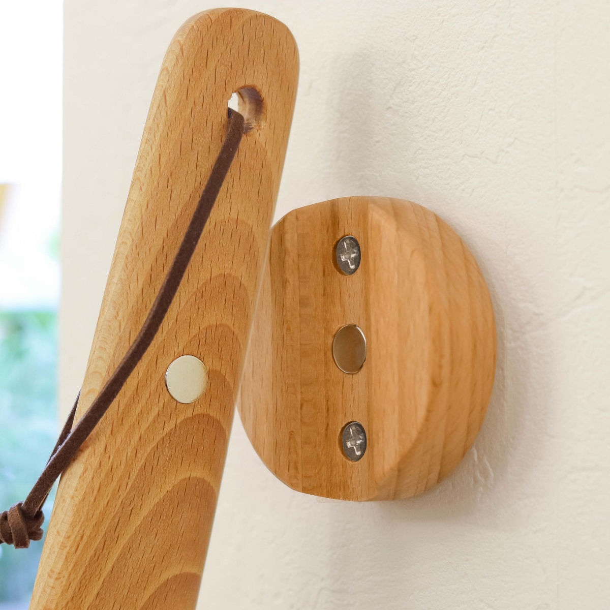 靴べら 26cm マグネットでくっつく靴ベラ 木製 磁石 ( 靴ベラ マグネット 天然木 けやき 欅 長さ26cm 短め ショート コンパクト 壁掛け 粘着テープ ネジ留め 木 シンプル 玄関収納 玄関周り シューズクローク 靴 おしゃれ )