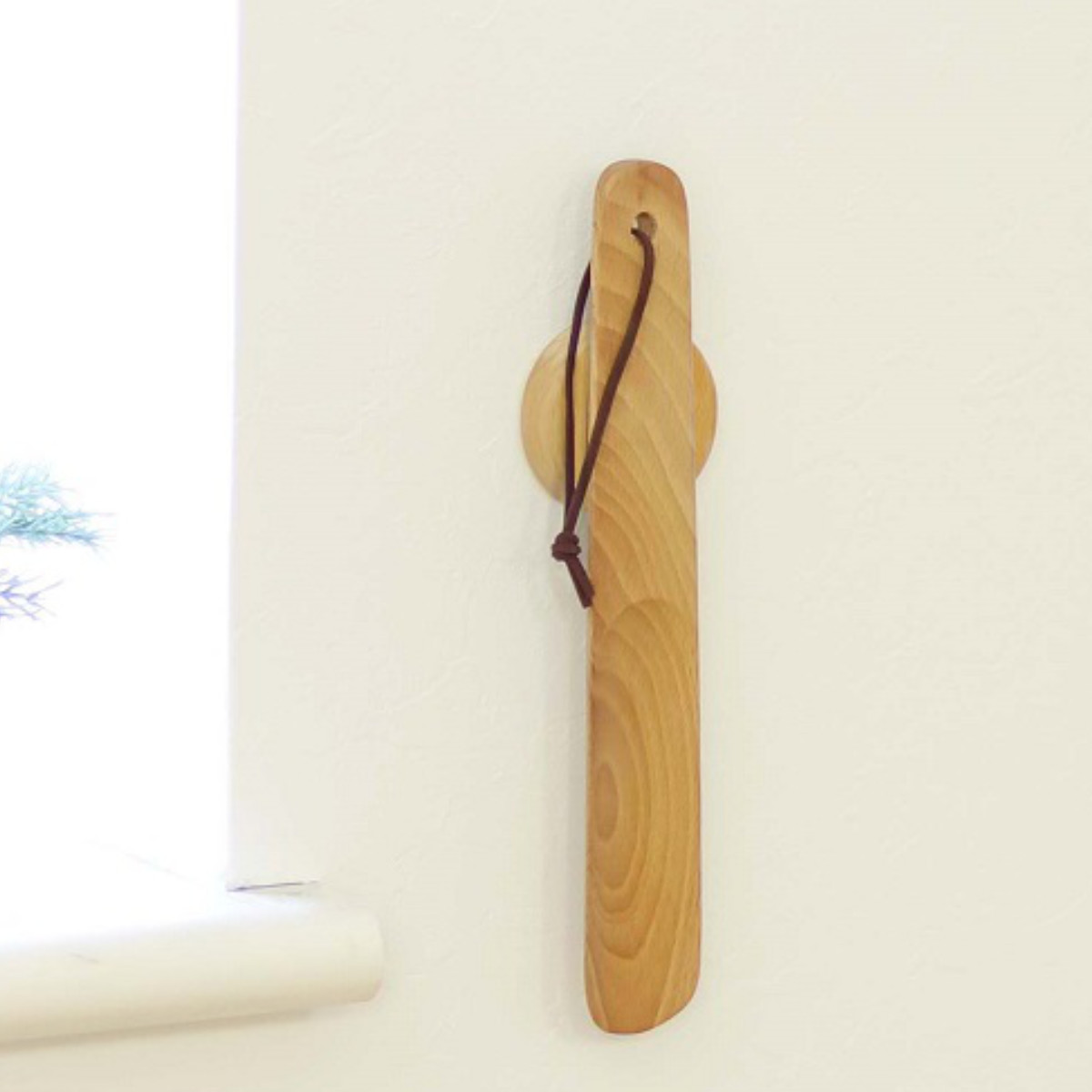 靴べら 26cm マグネットでくっつく靴ベラ 木製 磁石 ( 靴ベラ マグネット 天然木 けやき 欅 長さ26cm 短め ショート コンパクト 壁掛け 粘着テープ ネジ留め 木 シンプル 玄関収納 玄関周り シューズクローク 靴 おしゃれ )