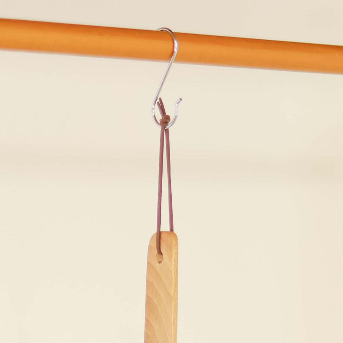 靴べら 26cm マグネットでくっつく靴ベラ 木製 磁石 ( 靴ベラ マグネット 天然木 けやき 欅 長さ26cm 短め ショート コンパクト 壁掛け 粘着テープ ネジ留め 木 シンプル 玄関収納 玄関周り シューズクローク 靴 おしゃれ )