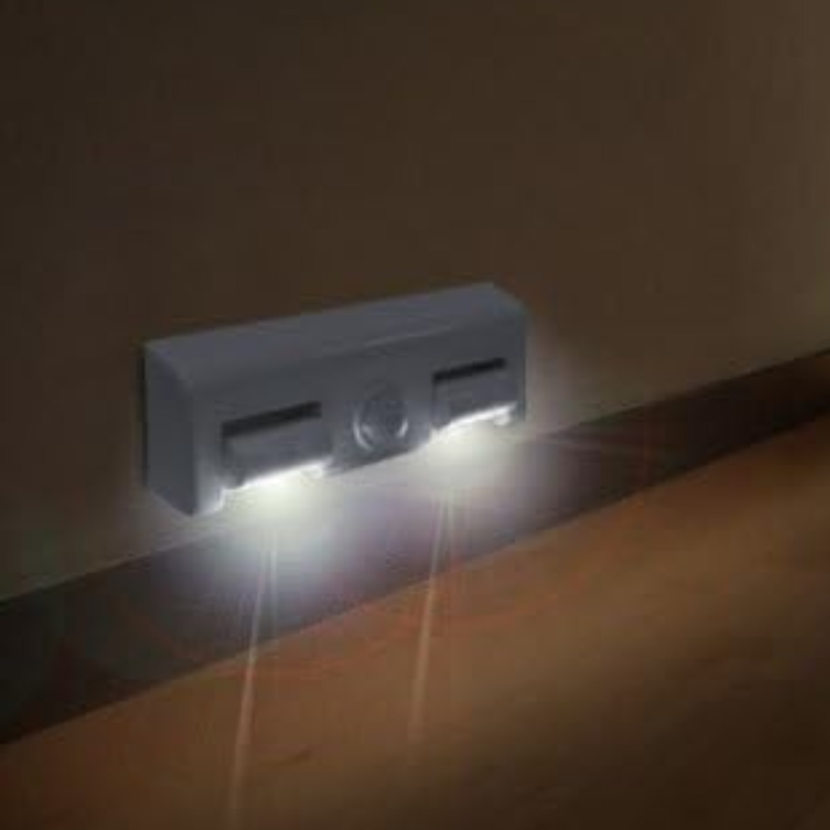 センサーライト どこでもセンサーライト 角ピカ ( ポーチライト 人感センサー 照明 屋内 屋外 玄関 玄関灯 外 センサー 電池 電池式 屋外照明 ライト 人感 玄関ライト 室内 )