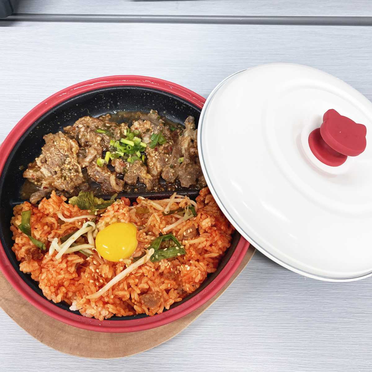 レンジパン 丸型 猫 仕切り付き 電子レンジ調理器 CHEF ( グリルパン 電子レンジ 簡単 焼き魚 魚焼き器 時短調理 電子レンジ専用調理器 アルミ製 フッ素加工 温め直し 焼き目 便利グッズ かわいい ねこ ) 【ブラック】 ブラック