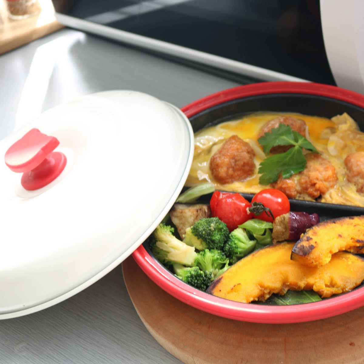 レンジパン 丸型 猫 仕切り付き 電子レンジ調理器 CHEF ( グリルパン 電子レンジ 簡単 焼き魚 魚焼き器 時短調理 電子レンジ専用調理器 アルミ製 フッ素加工 温め直し 焼き目 便利グッズ かわいい ねこ ) 【ブラック】 ブラック