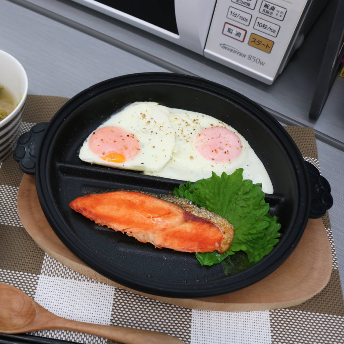 レンジパン 丸型 猫 仕切り付き 電子レンジ調理器 CHEF ( グリルパン 電子レンジ 簡単 焼き魚 魚焼き器 時短調理 電子レンジ専用調理器 アルミ製 フッ素加工 温め直し 焼き目 便利グッズ かわいい ねこ ) 【ブラック】 ブラック