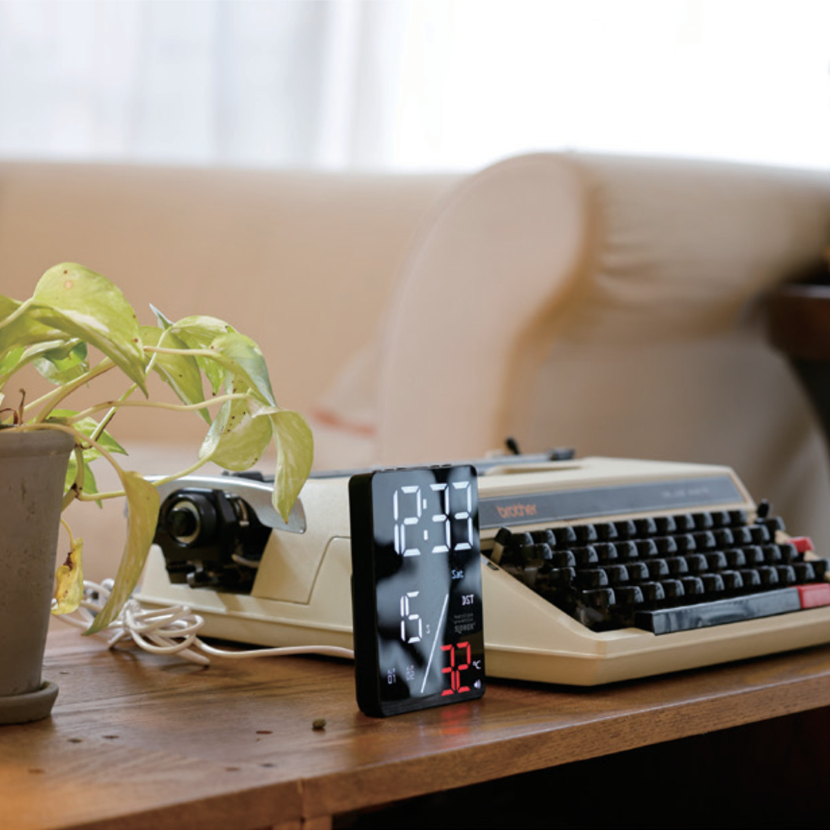 置き時計 LED デジタル時計 カレンダー機能付き 熱中症アラート機能付き 置き掛け兼用 SLOWER アズール ( 温度計 カレンダー USB LED時計 置き 掛け 輝度調節 卓上時計 日付 曜日 温度 コンパクト おしゃれ スヌーズ アラーム ) 【ブラック】 ブラック