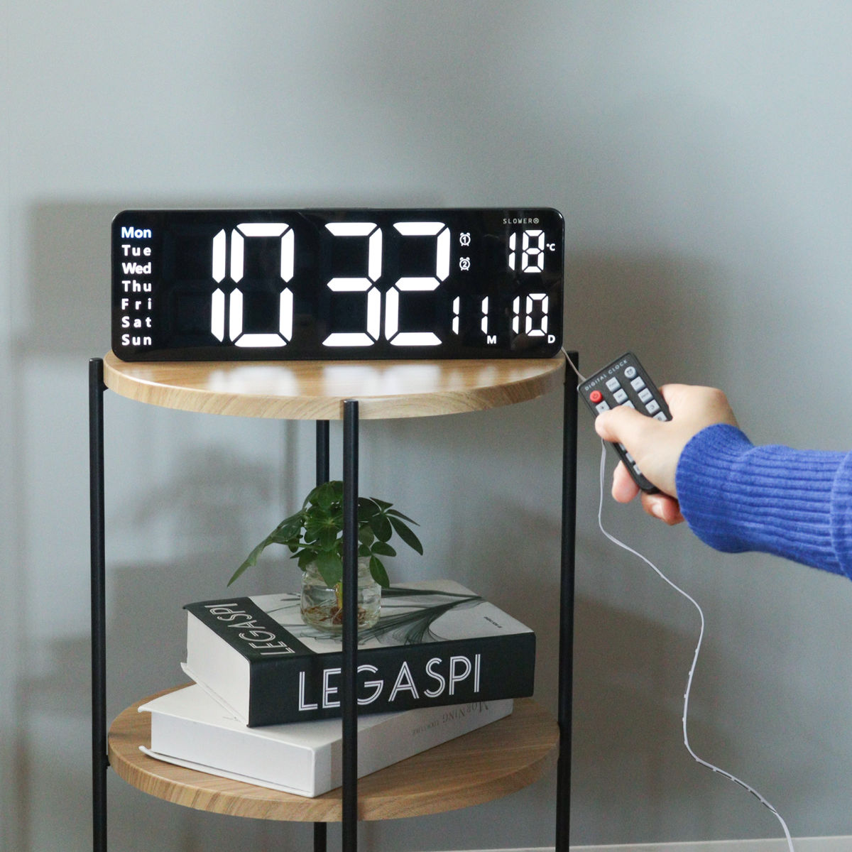 置き時計 LED デジタル時計 リモコン付き 置き掛け兼用 SLOWER リコ ( 温度計 カレンダー USB LED時計 置き 掛け 輝度調節 卓上時計 日付 曜日 温度 コンパクト おしゃれ スヌーズ アラーム 大画面 大きい )