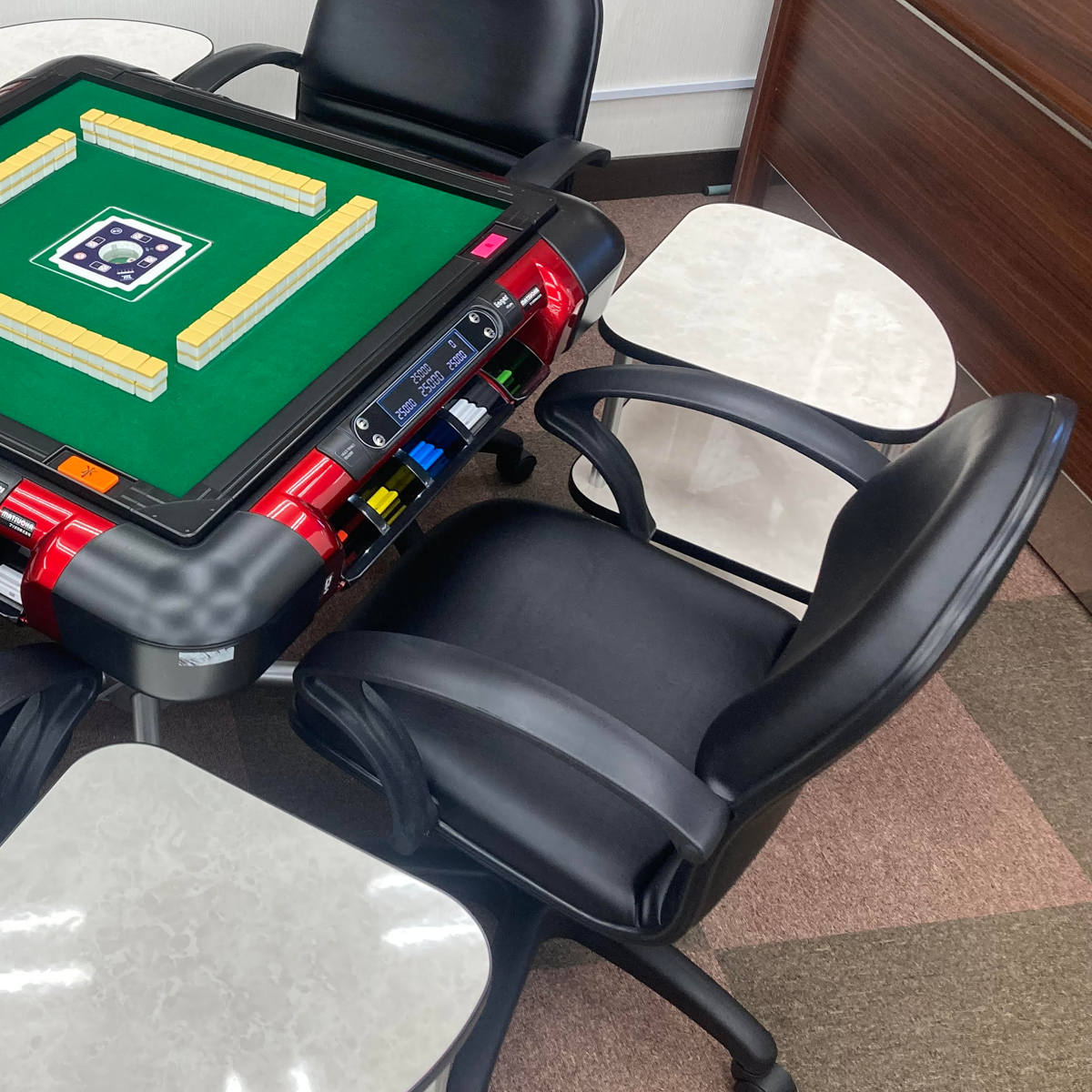 麻雀チェア 座面高45~55cm 同色4脚セット 昇降式 肘付 麻雀イス triple ( 麻雀 椅子 マージャンチェア 風営法基準サイズ適合 肘掛け チェア 雀荘 レザー調 ロッキング機能付き リクライニング 高さ調節 耐久性 硬め 卓用 ) 【ブラック】 ブラック