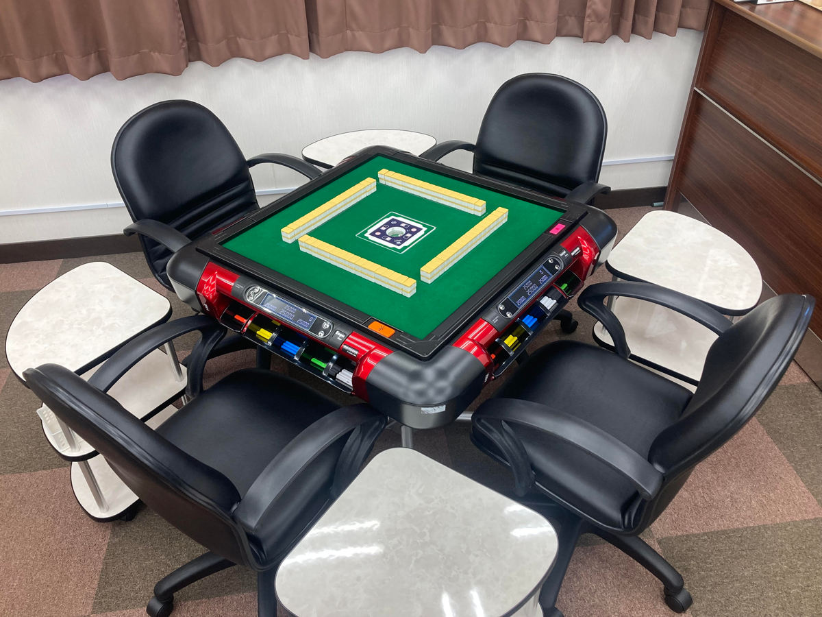 麻雀チェア 座面高45~55cm 同色4脚セット 昇降式 肘付 麻雀イス triple ( 麻雀 椅子 マージャンチェア 風営法基準サイズ適合 肘掛け チェア 雀荘 レザー調 ロッキング機能付き リクライニング 高さ調節 耐久性 硬め 卓用 ) 【ブラック】 ブラック