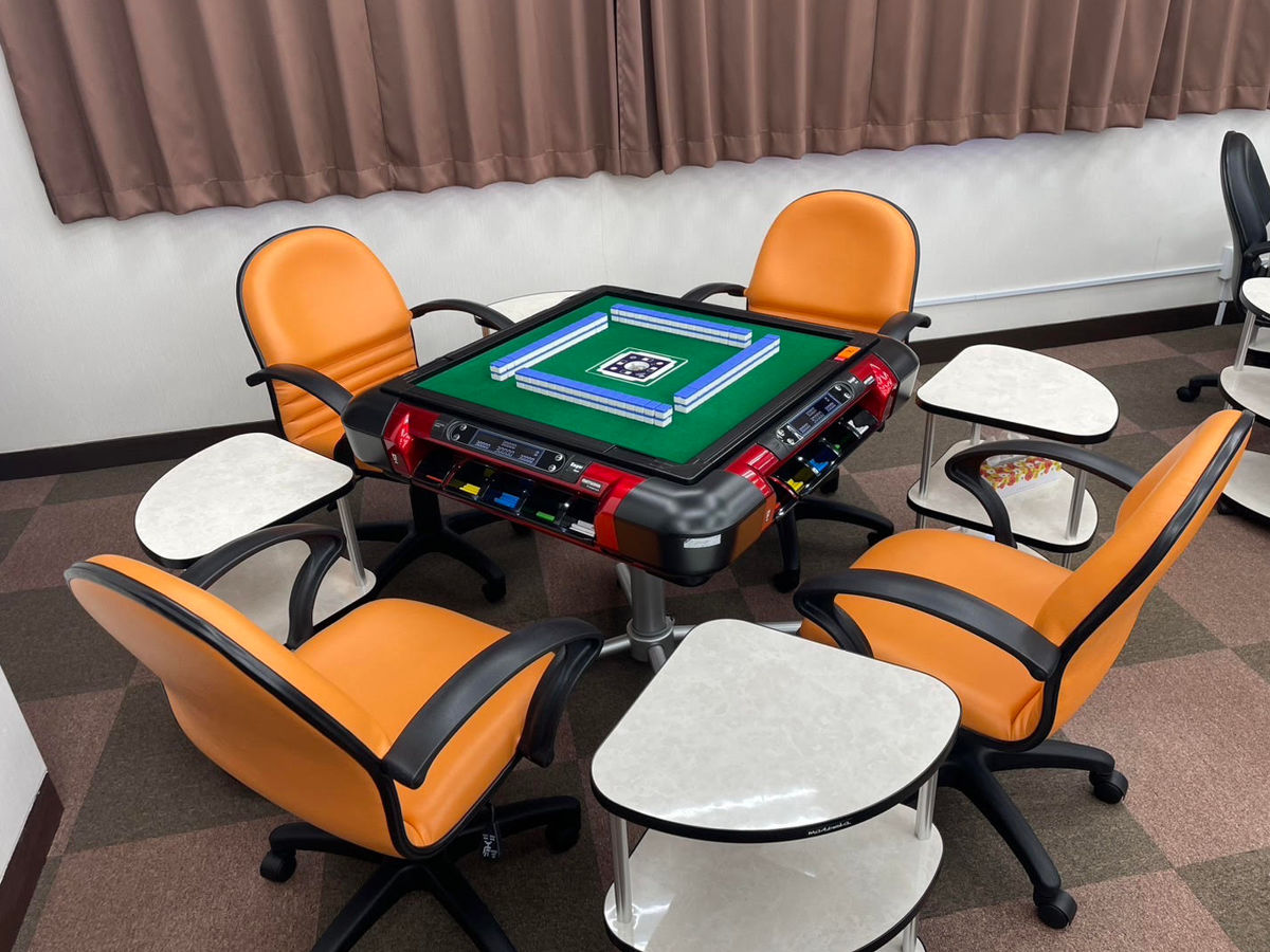 麻雀チェア 座面高45~55cm 同色4脚セット 昇降式 肘付 麻雀イス triple ( 麻雀 椅子 マージャンチェア 風営法基準サイズ適合 肘掛け チェア 雀荘 レザー調 ロッキング機能付き リクライニング 高さ調節 耐久性 硬め 卓用 ) 【ブラック】 ブラック