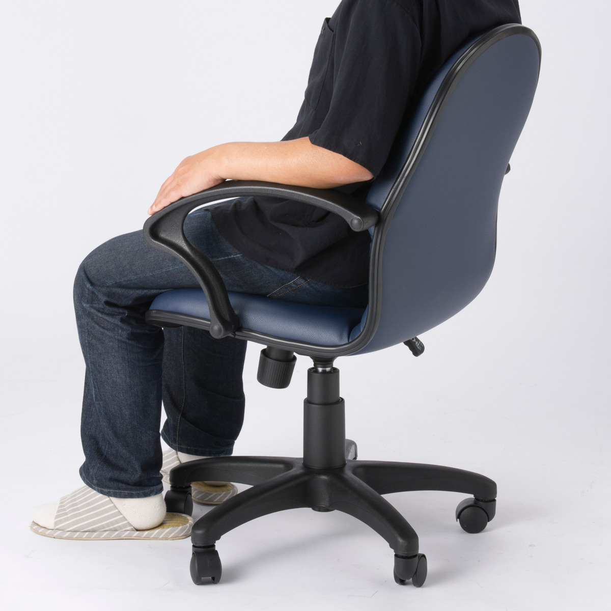 麻雀チェア 座面高45~55cm 同色4脚セット 昇降式 肘付 麻雀イス triple ( 麻雀 椅子 マージャンチェア 風営法基準サイズ適合 肘掛け チェア 雀荘 レザー調 ロッキング機能付き リクライニング 高さ調節 耐久性 硬め 卓用 ) 【ブラック】 ブラック