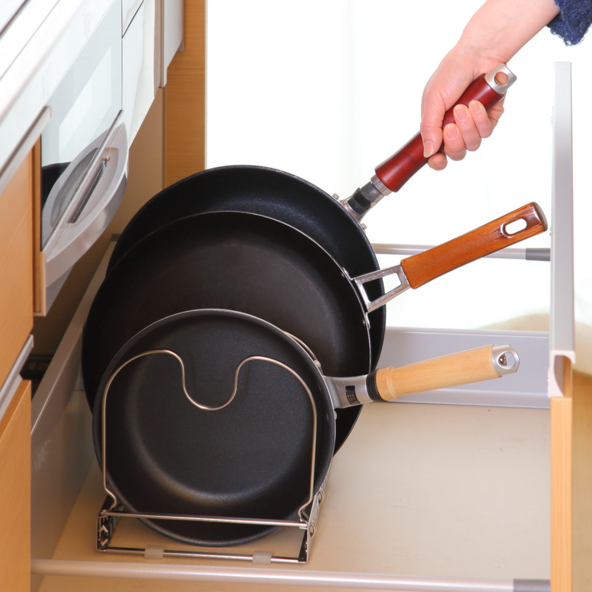 フライパンラック &kit 調節できる フライパンスタンド ( 鍋ラック シンク下 ステンレス 鍋蓋スタンド 立てて収納 ライパン立て 鍋置き シンク 収納 キッチン収納 収納ラック ラック システムキッチン 食洗機対応 )