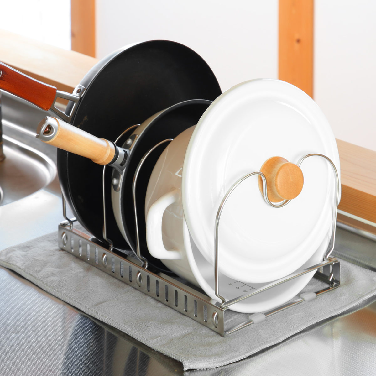 フライパンラック &kit 調節できる フライパンスタンド ( 鍋ラック シンク下 ステンレス 鍋蓋スタンド 立てて収納 ライパン立て 鍋置き シンク 収納 キッチン収納 収納ラック ラック システムキッチン 食洗機対応 )