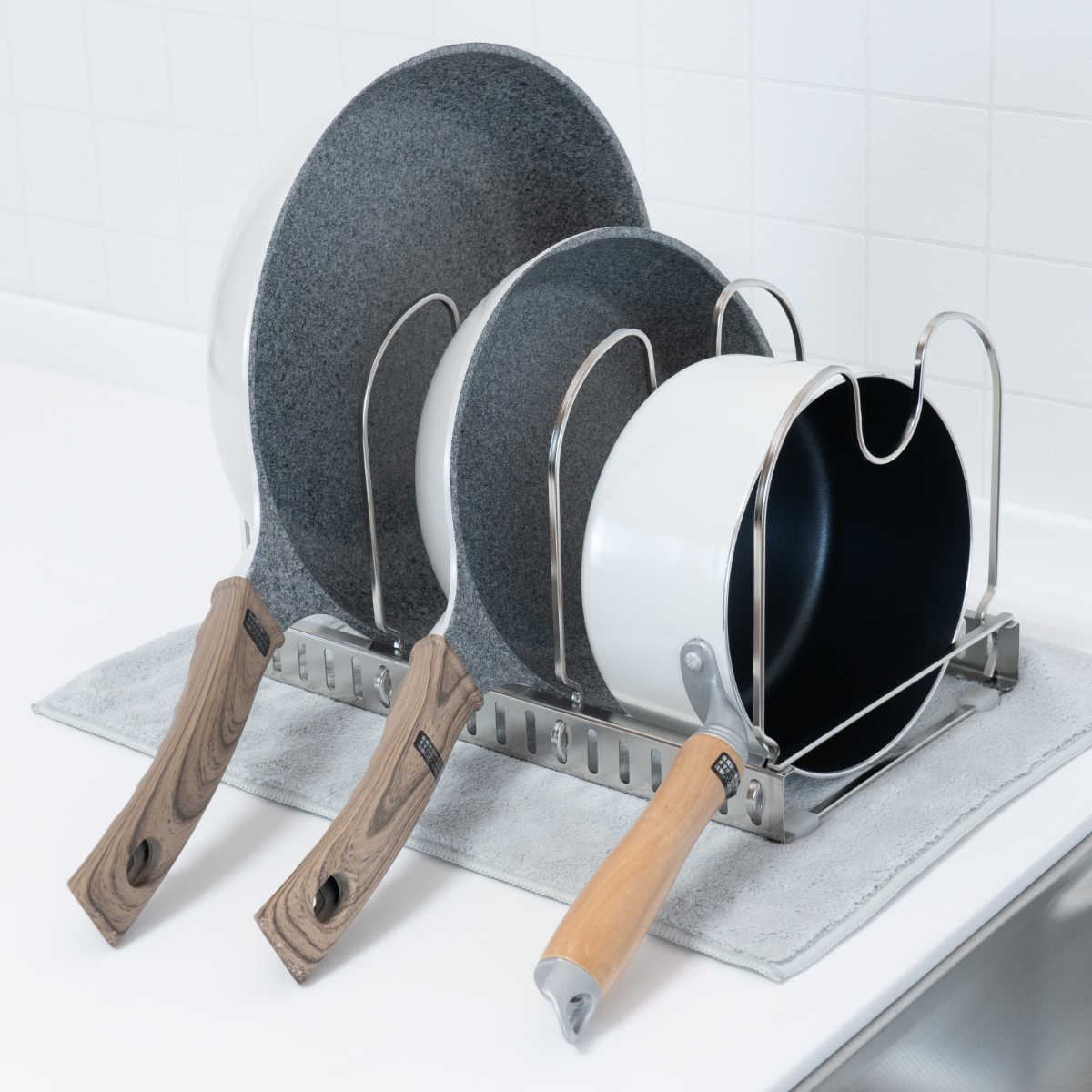 フライパンラック &kit 調節できる フライパンスタンド ( 鍋ラック シンク下 ステンレス 鍋蓋スタンド 立てて収納 ライパン立て 鍋置き シンク 収納 キッチン収納 収納ラック ラック システムキッチン 食洗機対応 )