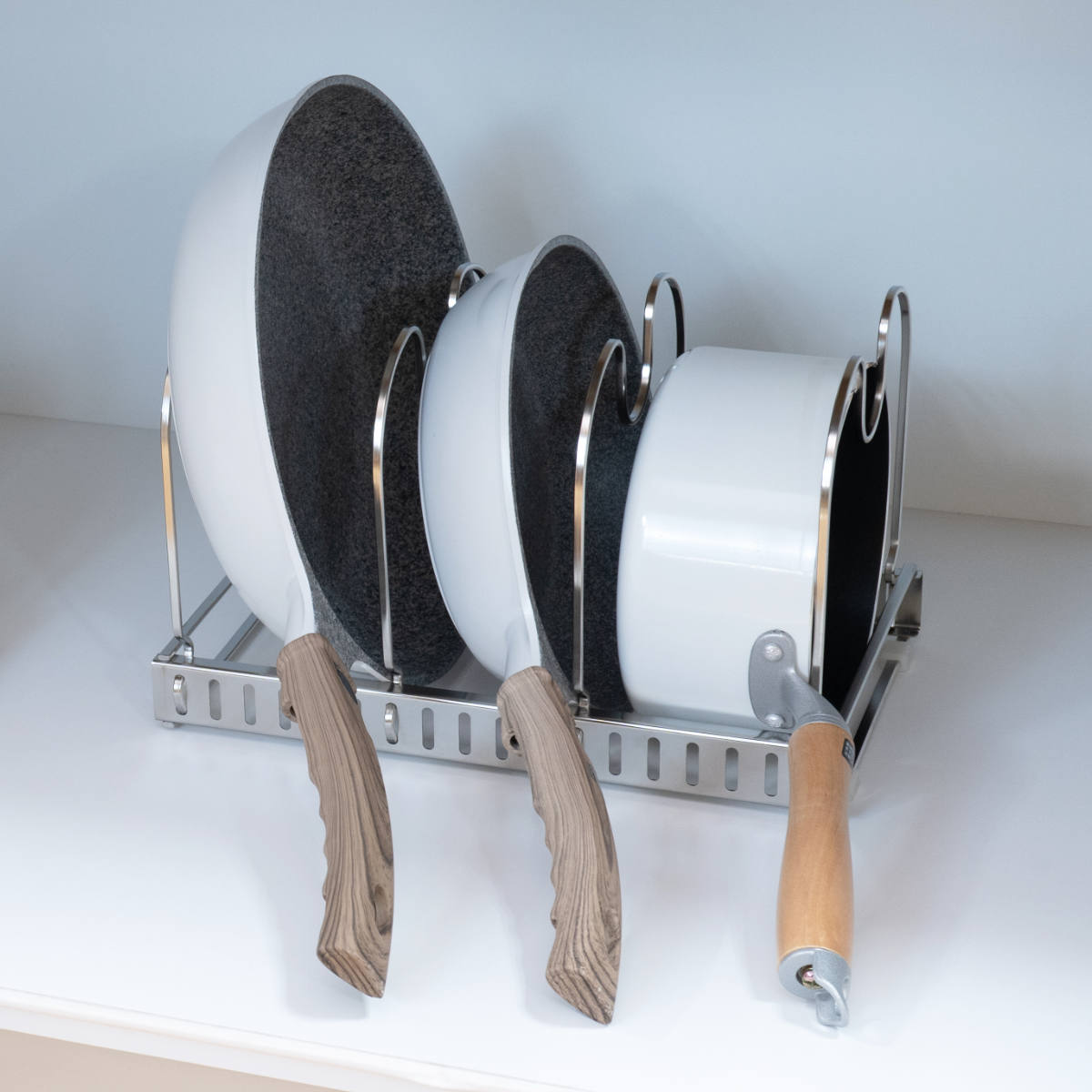 フライパンラック &kit 調節できる フライパンスタンド ( 鍋ラック シンク下 ステンレス 鍋蓋スタンド 立てて収納 ライパン立て 鍋置き シンク 収納 キッチン収納 収納ラック ラック システムキッチン 食洗機対応 )