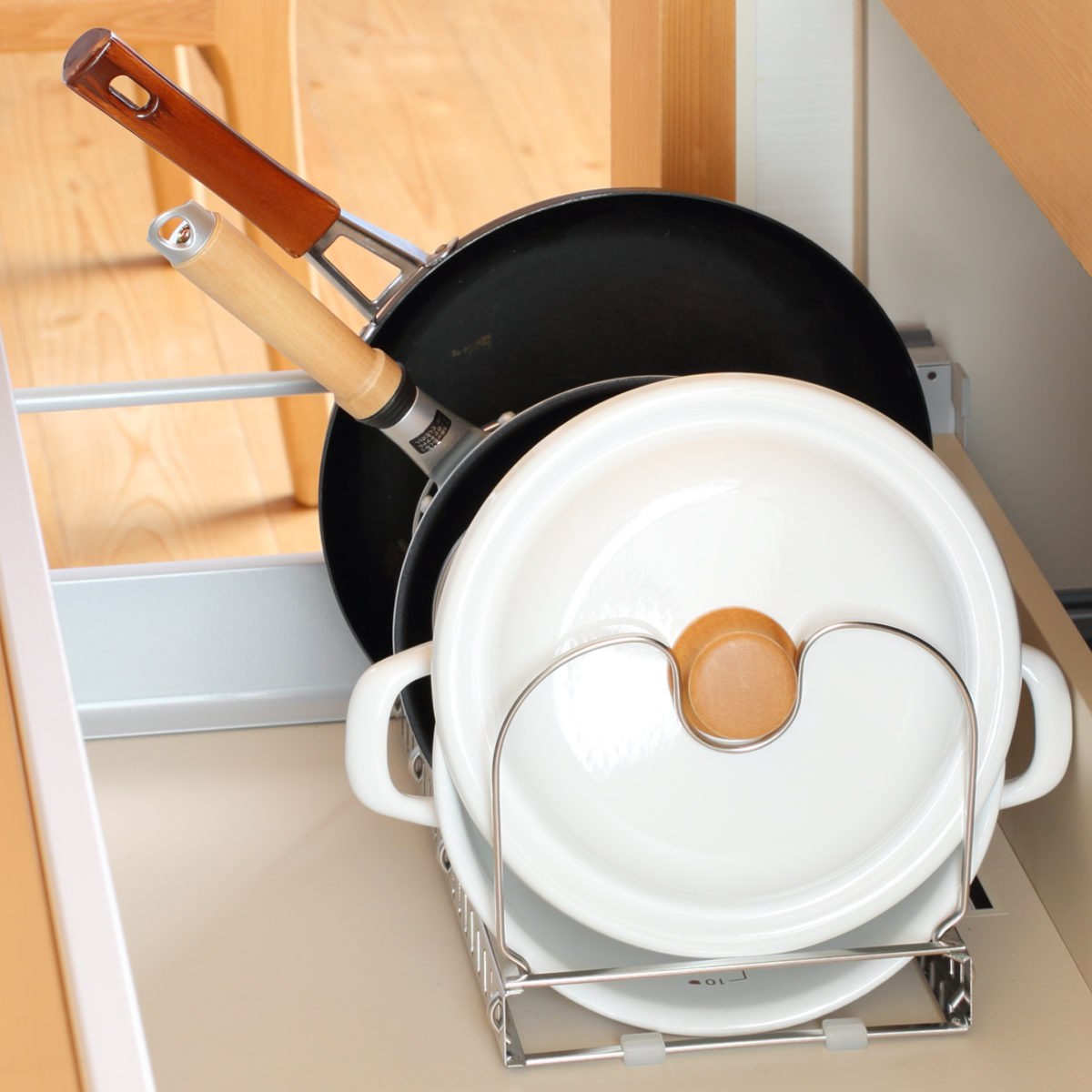 フライパンラック &kit 調節できる フライパンスタンド ( 鍋ラック シンク下 ステンレス 鍋蓋スタンド 立てて収納 ライパン立て 鍋置き シンク 収納 キッチン収納 収納ラック ラック システムキッチン 食洗機対応 )