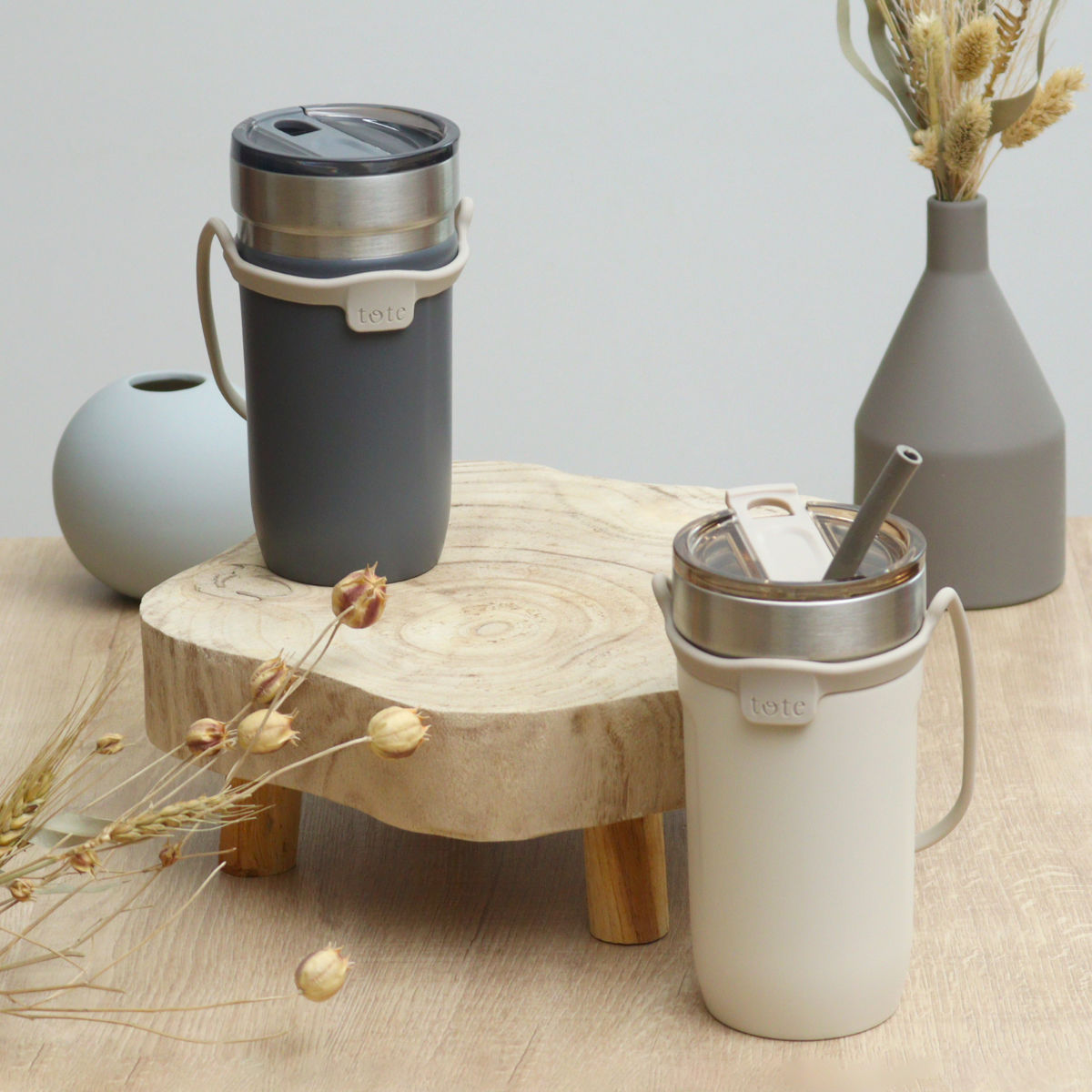 タンブラー トート ストローボトル520ml 水筒 ( 保温 保冷 保冷タンブラー ストロー付き ストロー 蓋付き 持ち運び かわいい 真空断熱構造 ステンレスボトル 結露しない ストラップ付き コップ ) 【チャコール】 チャコール