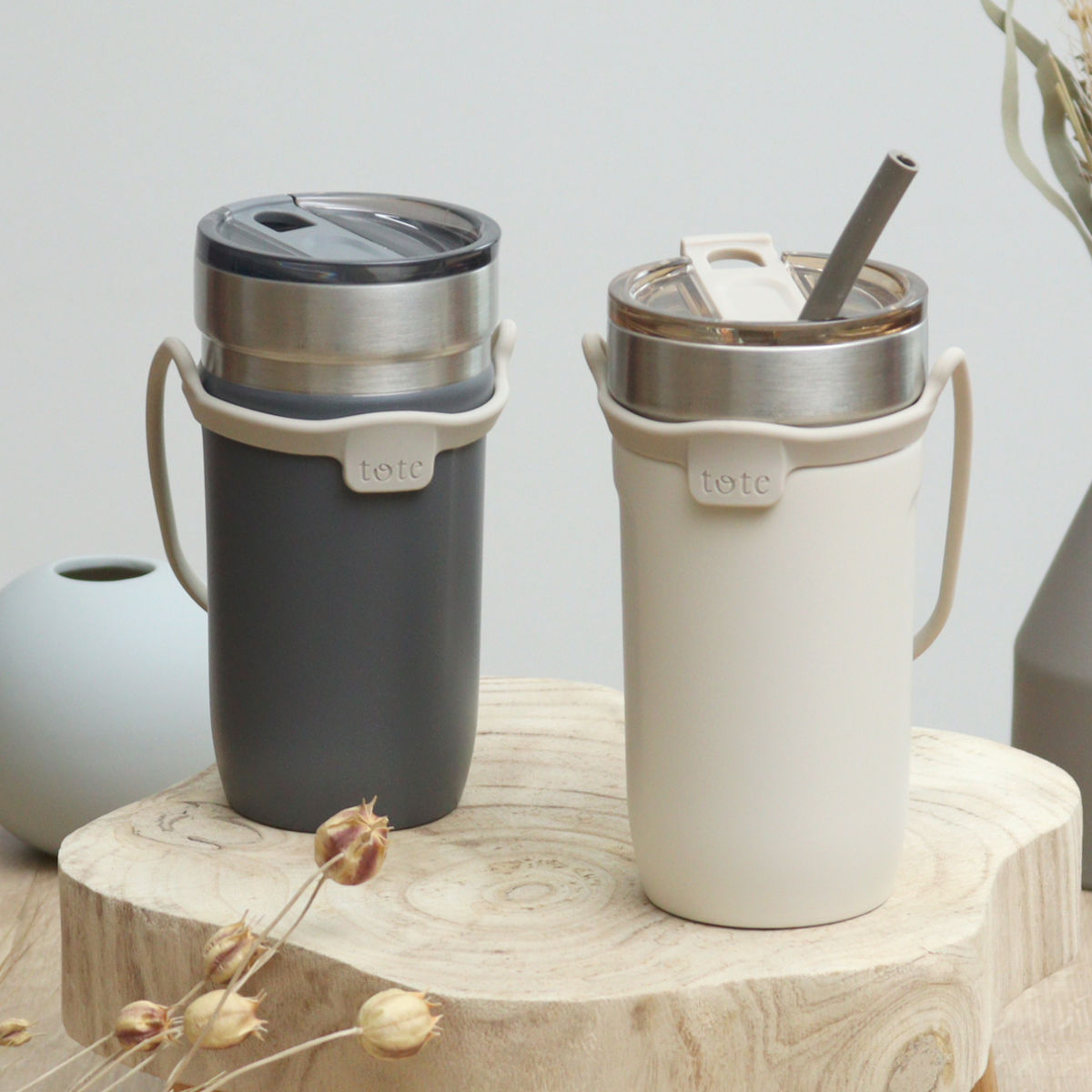 タンブラー トート ストローボトル520ml 水筒 ( 保温 保冷 保冷タンブラー ストロー付き ストロー 蓋付き 持ち運び かわいい 真空断熱構造 ステンレスボトル 結露しない ストラップ付き コップ ) 【チャコール】 チャコール