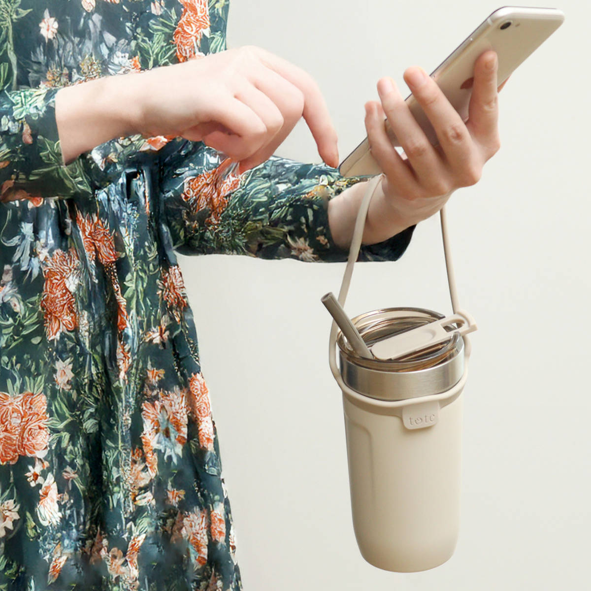 タンブラー トート ストローボトル520ml 水筒 ( 保温 保冷 保冷タンブラー ストロー付き ストロー 蓋付き 持ち運び かわいい 真空断熱構造 ステンレスボトル 結露しない ストラップ付き コップ ) 【チャコール】 チャコール