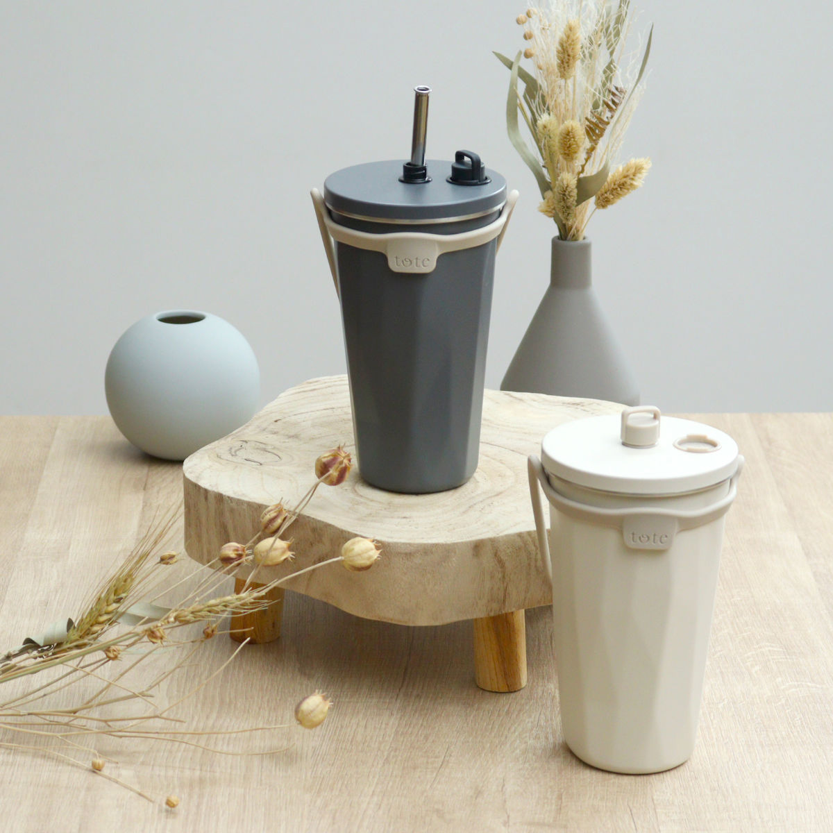 タンブラー トート ストローボトル570ml 水筒 ( 保温 保冷 保冷タンブラー ストロー付き ストロー 蓋付き 持ち運び かわいい 真空断熱構造 ステンレスボトル 結露しない ストラップ付き コップ ) 【アイボリー】 アイボリー