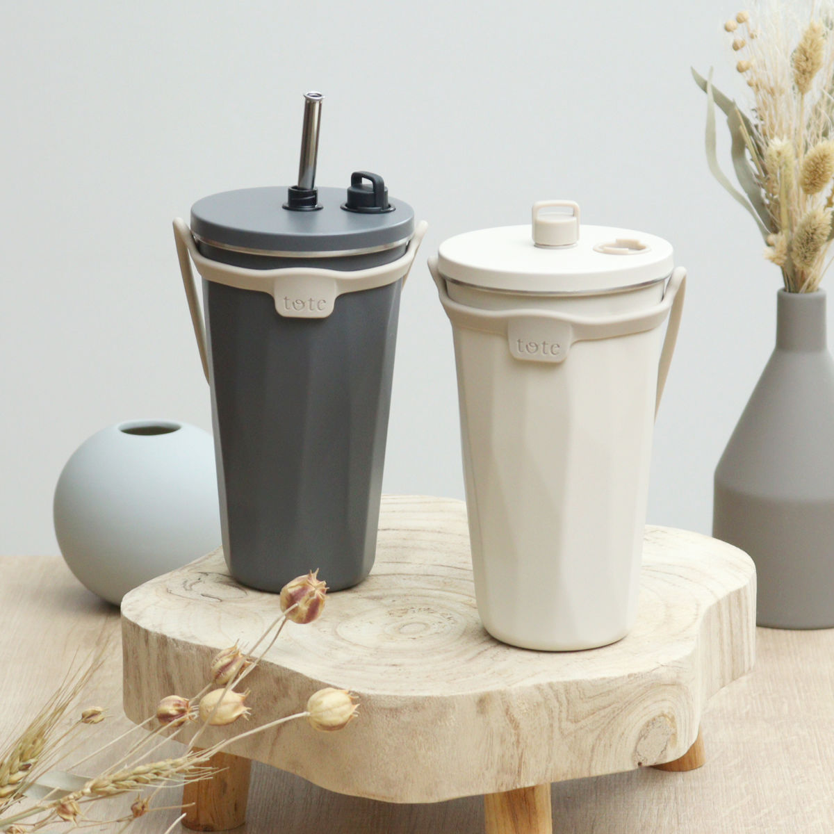 タンブラー トート ストローボトル570ml 水筒 ( 保温 保冷 保冷タンブラー ストロー付き ストロー 蓋付き 持ち運び かわいい 真空断熱構造 ステンレスボトル 結露しない ストラップ付き コップ ) 【アイボリー】 アイボリー