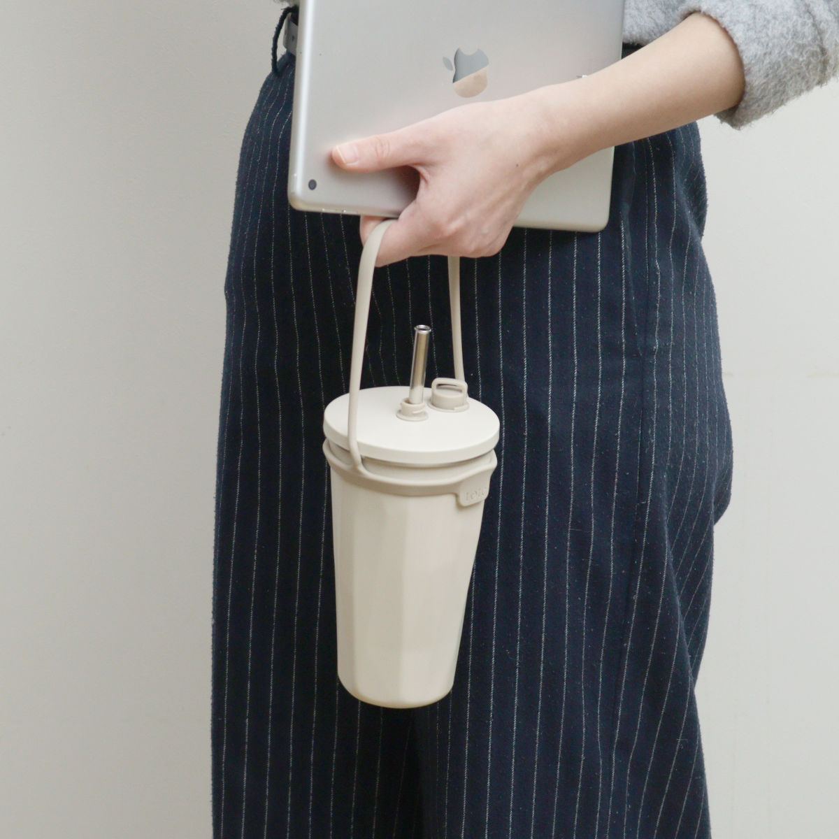 タンブラー トート ストローボトル570ml 水筒 ( 保温 保冷 保冷タンブラー ストロー付き ストロー 蓋付き 持ち運び かわいい 真空断熱構造 ステンレスボトル 結露しない ストラップ付き コップ ) 【アイボリー】 アイボリー