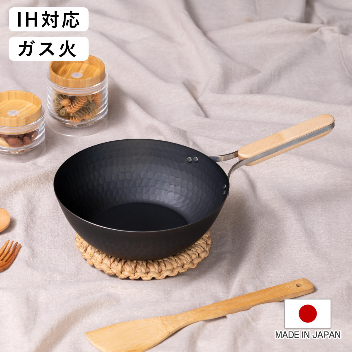 中華鍋 鉄製 22cm enzo IH対応 日本製 ( ガス火対応 炒め鍋 いため鍋 中華 鉄フライパン 軽い 金属ヘラOK 22センチ 燕三条 鉄製フライパン 深型フライパン 鉄製調理器具 木製ハンドル 鎚目模様 軽量 )