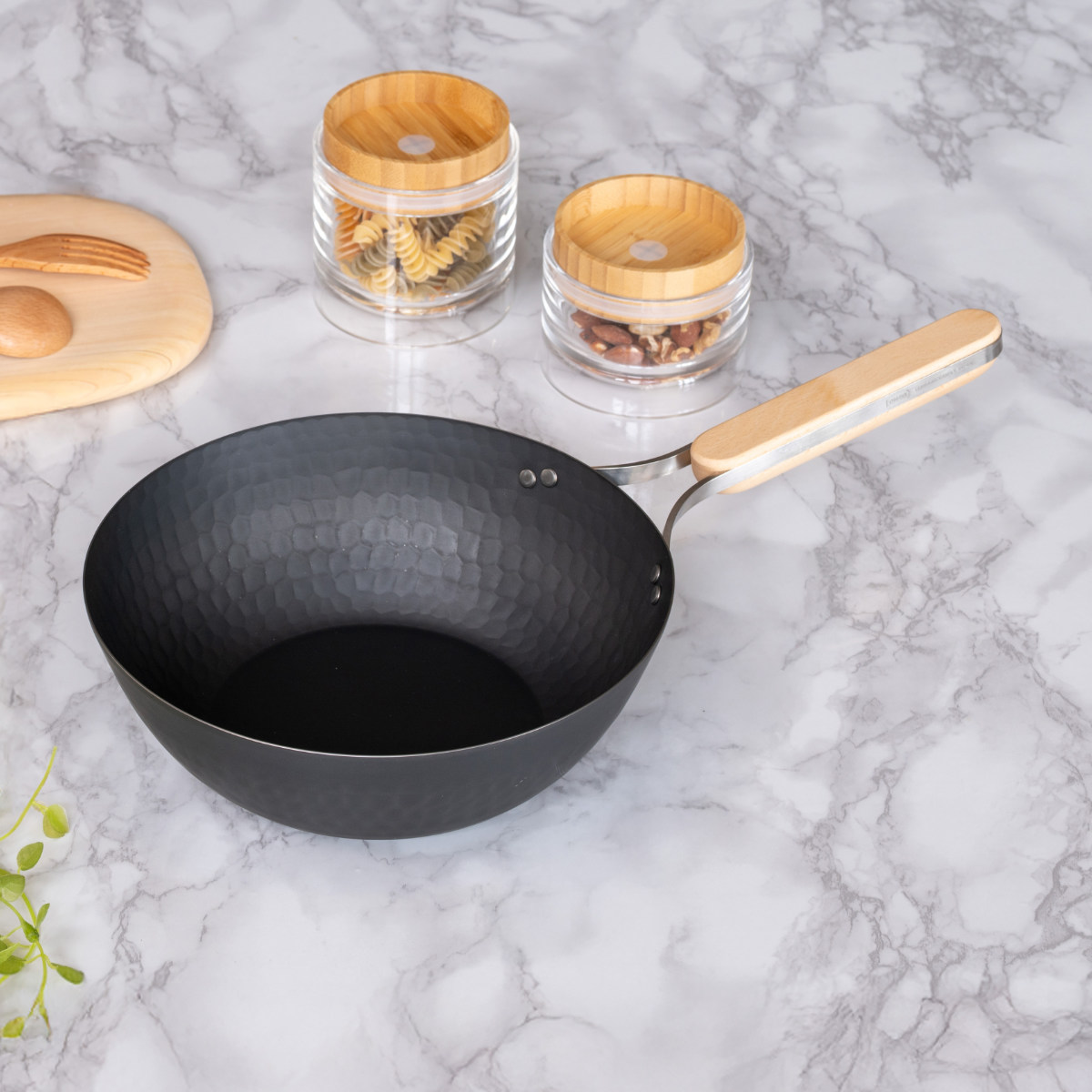 中華鍋 鉄製 22cm enzo IH対応 日本製 ( ガス火対応 炒め鍋 いため鍋 中華 鉄フライパン 軽い 金属ヘラOK 22センチ 燕三条 鉄製フライパン 深型フライパン 鉄製調理器具 木製ハンドル 鎚目模様 軽量 )