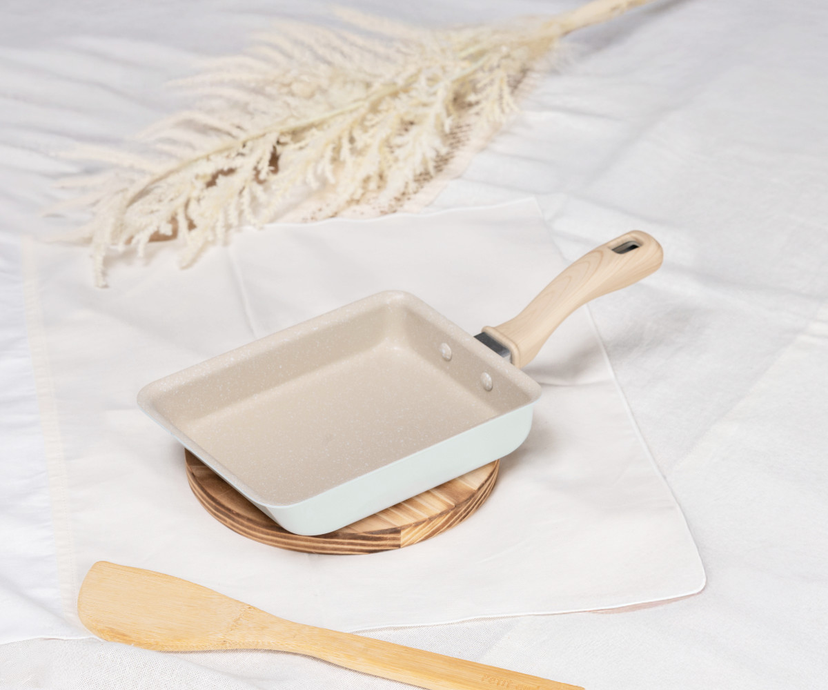 卵焼き器 13×18cm IH対応 ミディーズ ( ガス火対応 玉子焼き器 玉子焼きフライパン エッグパン フライパン 朝食 弁当 弁当作り 時短調理 お弁当作り ふっ素加工 フッ素加工 金属ヘラOK 軽い アルミ製 可愛い おしゃれ )