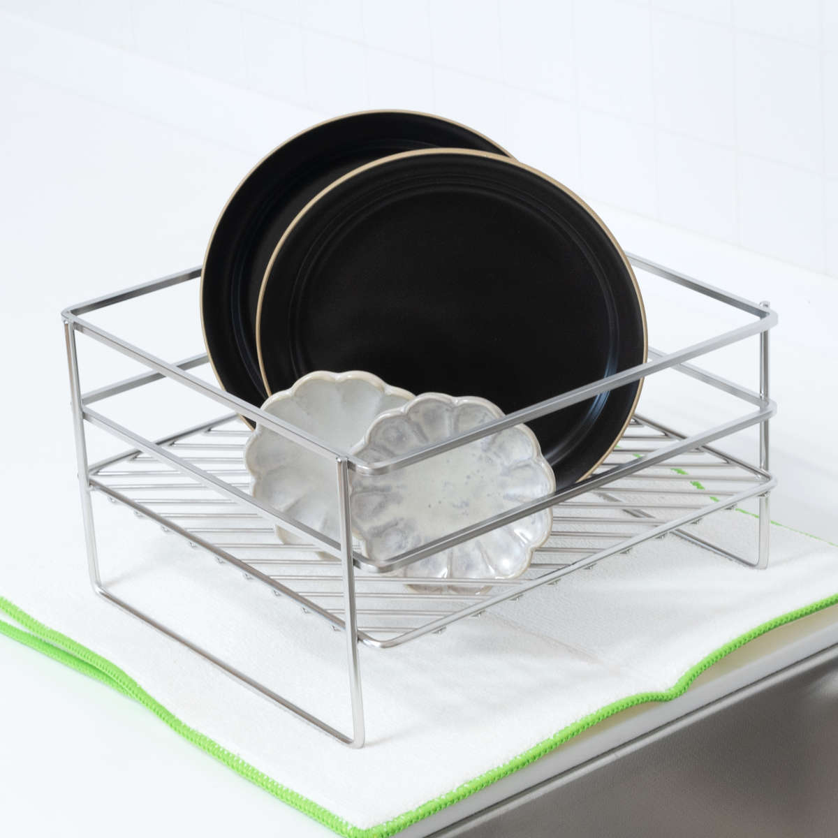 水切りラック enzo コンパクト 水切りかご 大皿対応 ( ディッシュラック 水切りバスケット 水切り エンゾウ 日本製 1段 オールステンレス 流れる シンク 洗い物 食器洗い 乾燥 大皿 おすすめ )