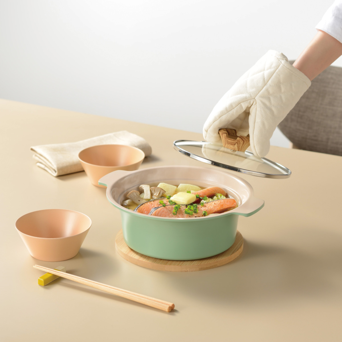 卓上鍋 アルモンデ IH対応 18cm ステンレス製 ( ガス火対応 オール熱源対応 両手なべ ふっ素加工 軽い なべ ひとり鍋 ガラス蓋 18センチ 1人用 2人用 フッ素加工 アルミ製 両手 鍋 フタ付き 一人鍋 季節鍋 卓上なべ 軽量 )